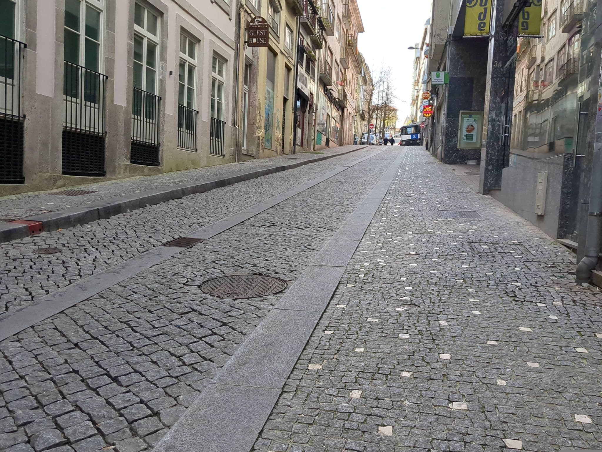 Street view near Ivo's Airbnb, Porto — © egorka (CC BY-SA · Mapillary)