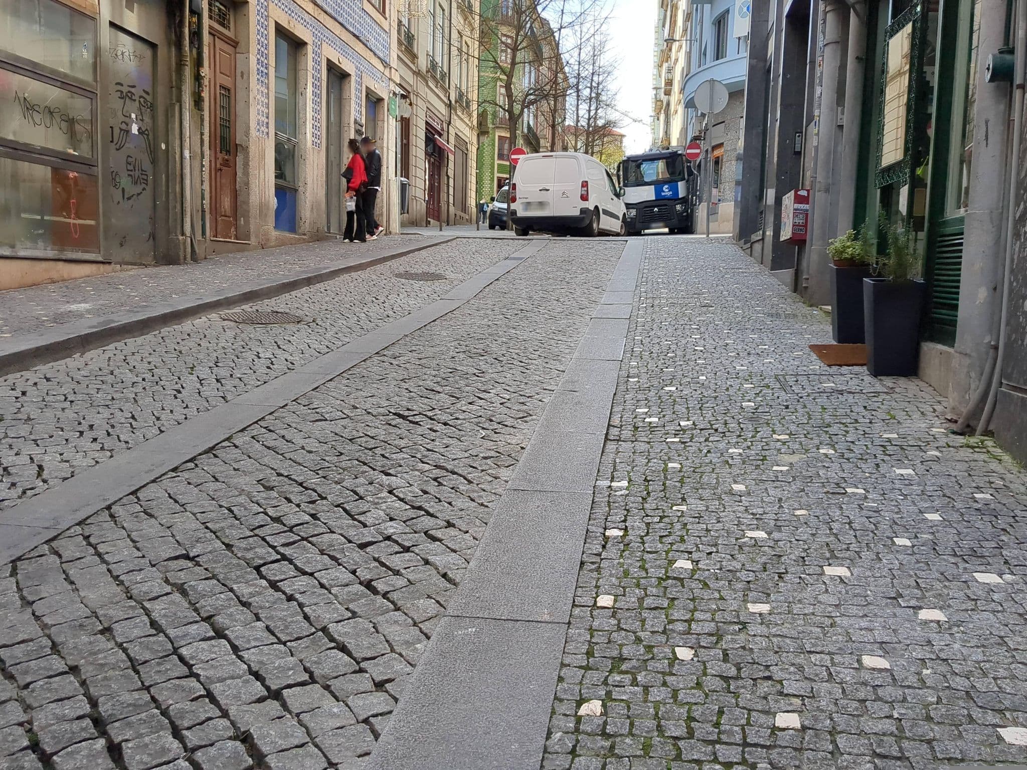 Street view near Porto Est 1830, Porto — © egorka (CC BY-SA · Mapillary)