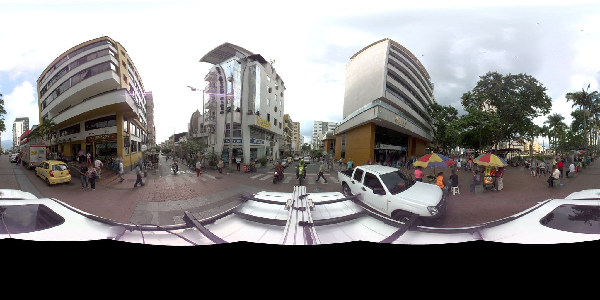 Street view near Bolívar Plaza, Armenia — © sarahantos (CC BY-SA · Mapillary)
