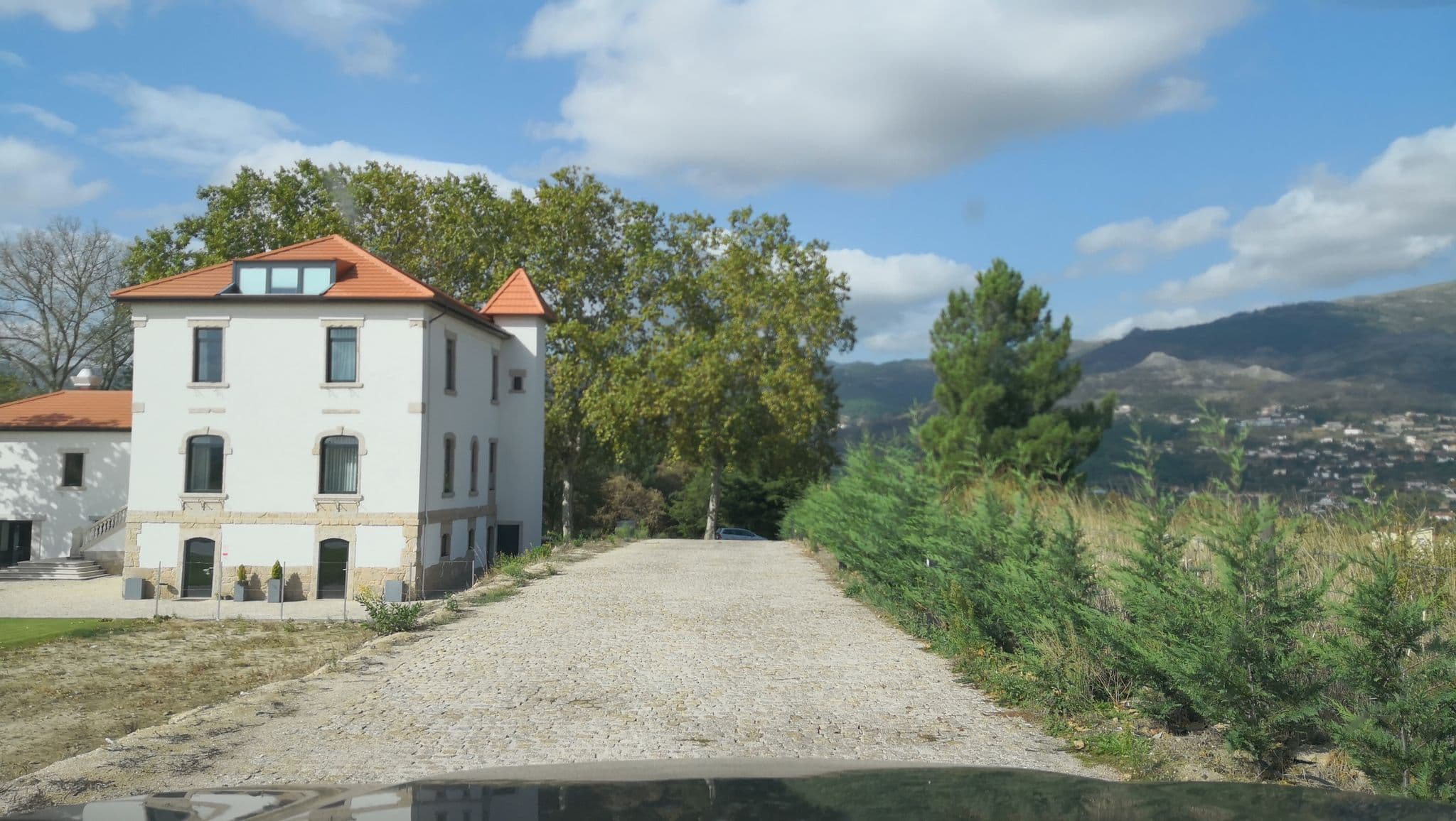 Street view near Borralha Guest House, Vila Real — © sanjorgepinho (CC BY-SA · Mapillary)