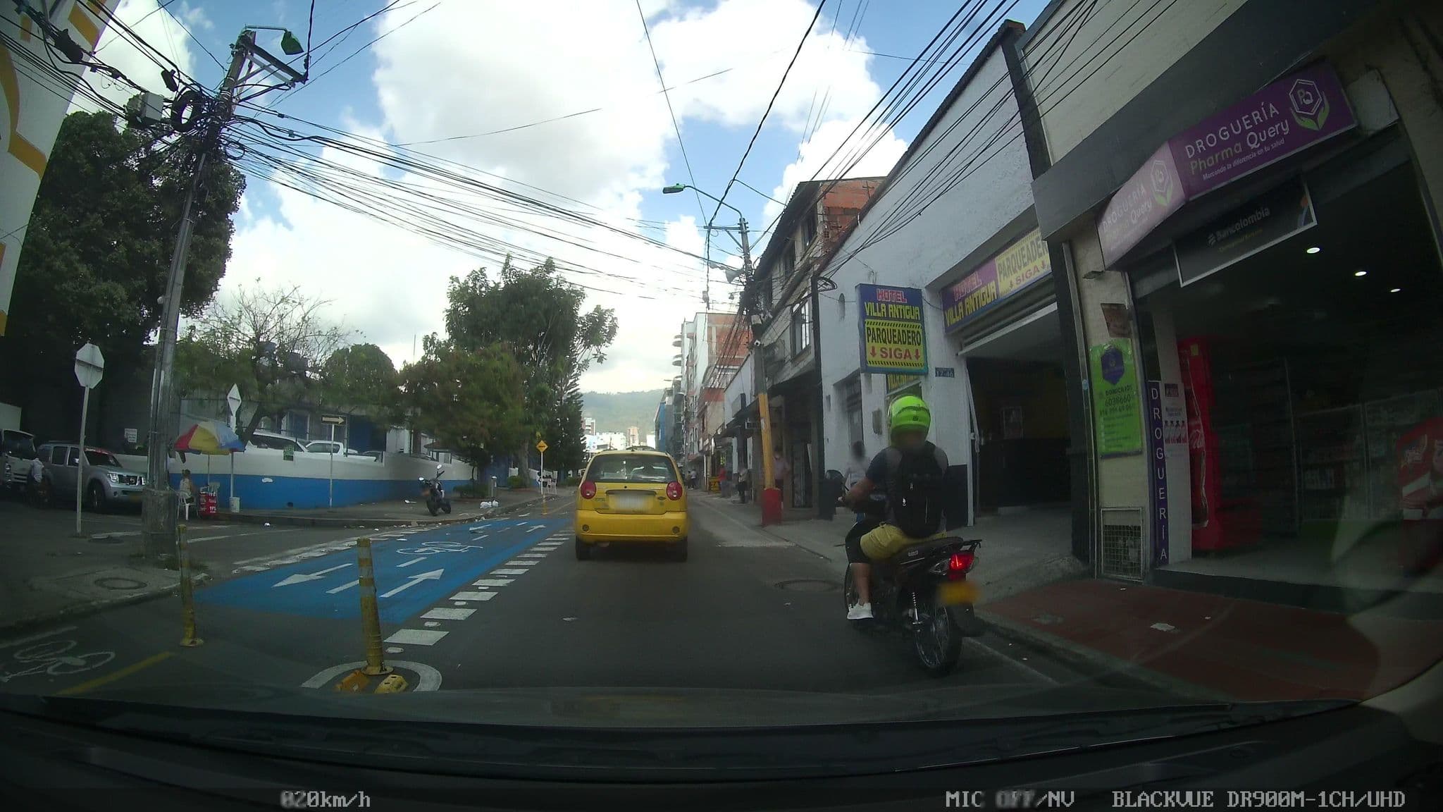 Street view near Hotel Ciudad de los Parques, Bucaramanga — © kaart_2 (CC BY-SA · Mapillary)