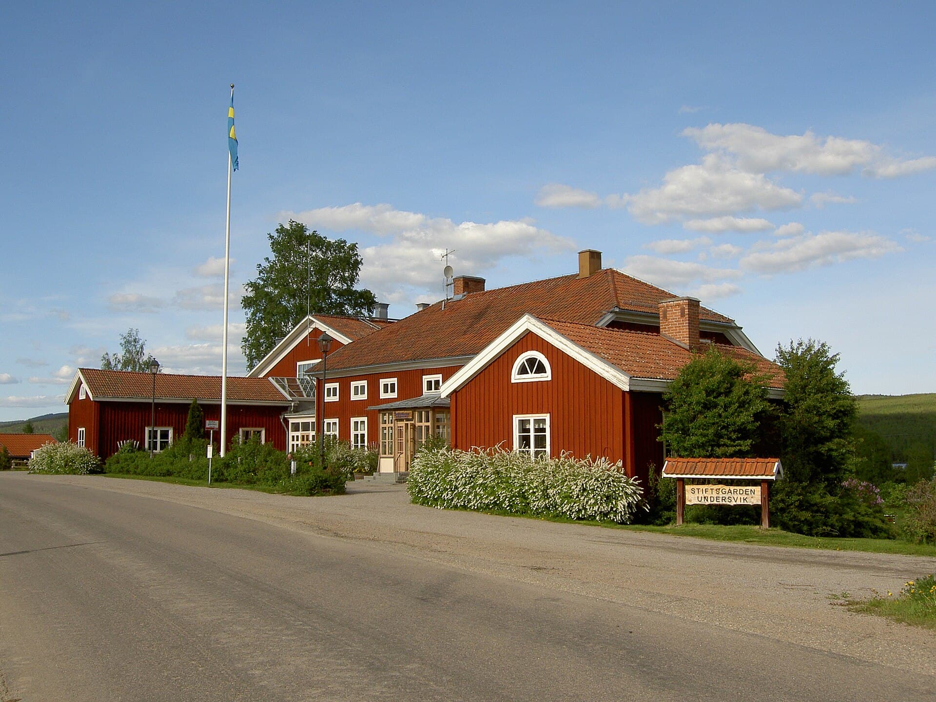 Stiftsgården Undersvik (via Wikimedia Commons, Public domain)