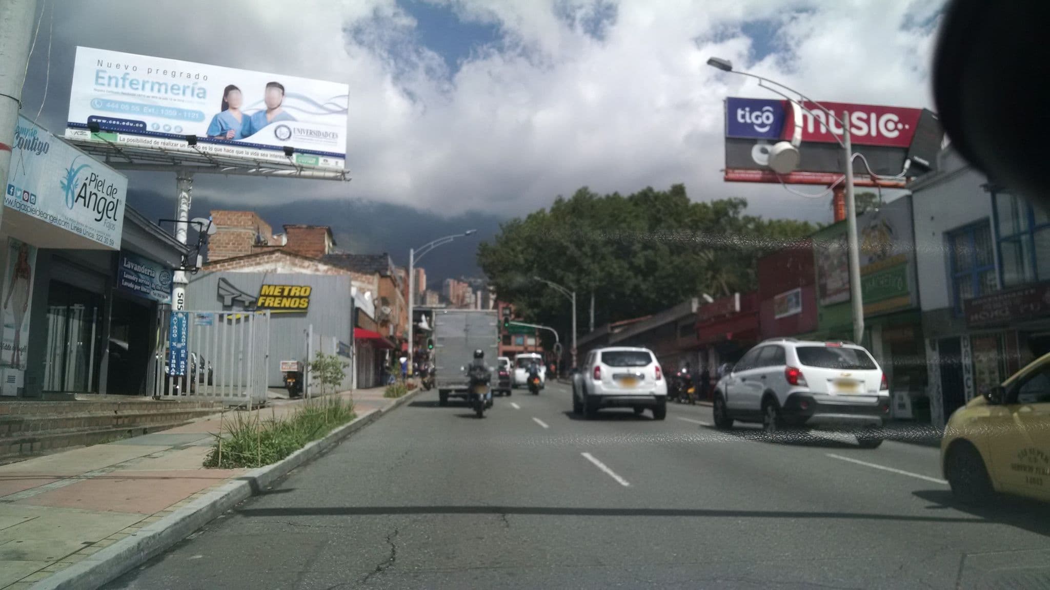 Street view near Hostel Montañita, Medellín
