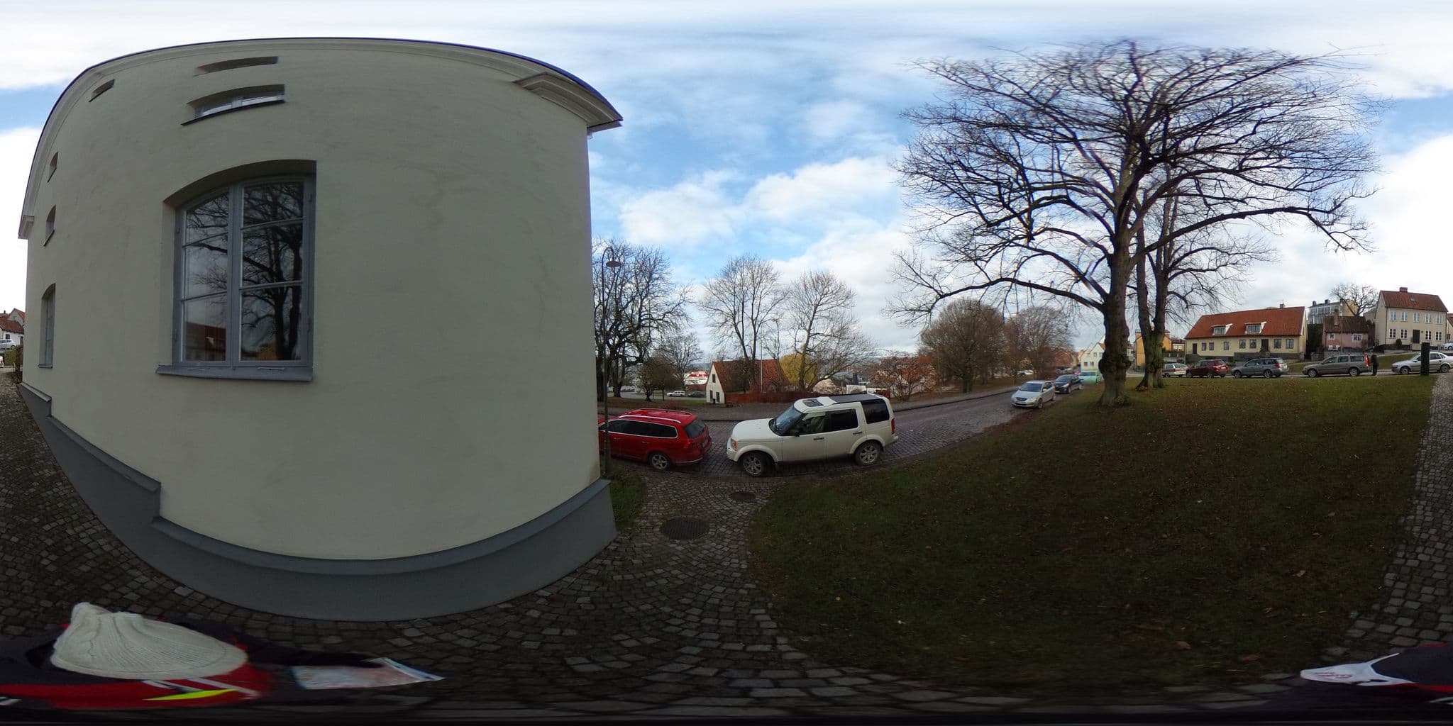 Street view near Hotell Slottsbacken, Visby — © ainali (CC BY-SA · Mapillary)