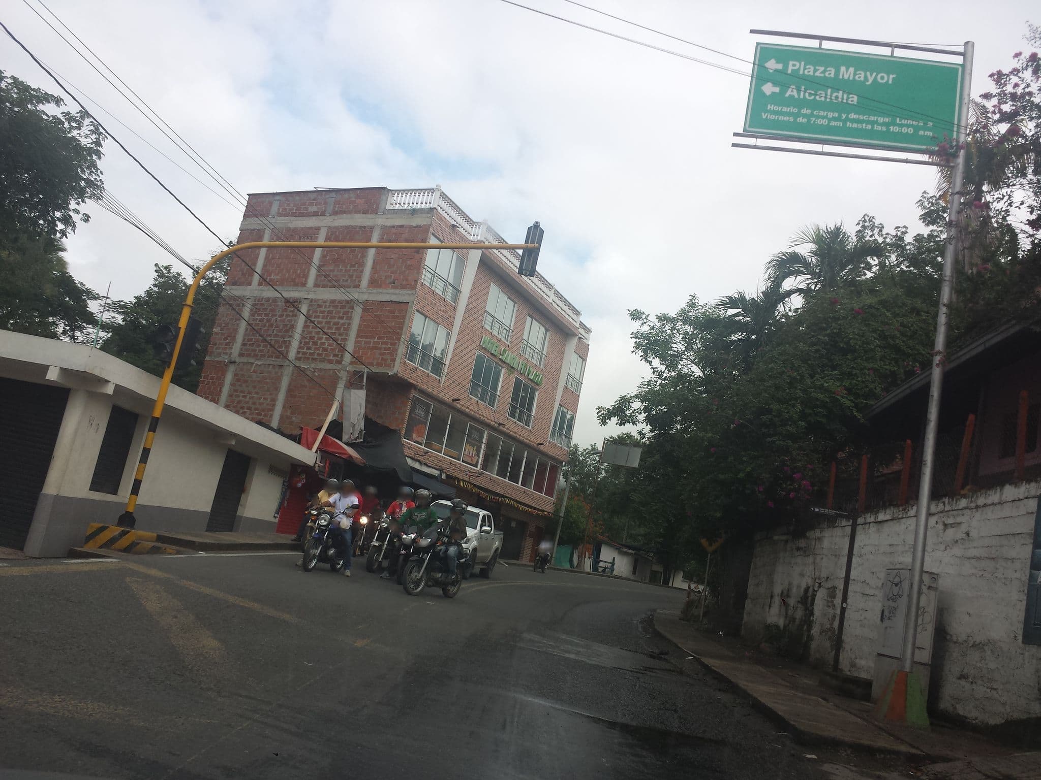 Street view near Hotel Santa Fe Plaza, Santa Fe de Antioquia — © walterariashidalgo (CC BY-SA · Mapillary)