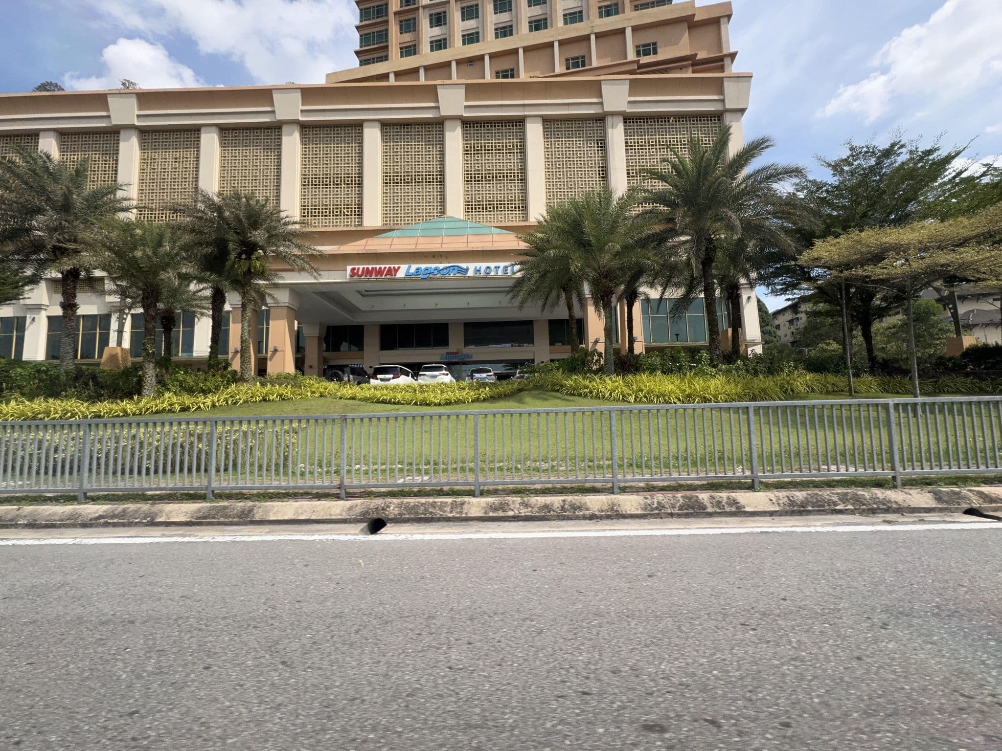 Street view near Sunway Lagoon Hotel, Bandar Sunway — © filipb (CC BY-SA · Mapillary)