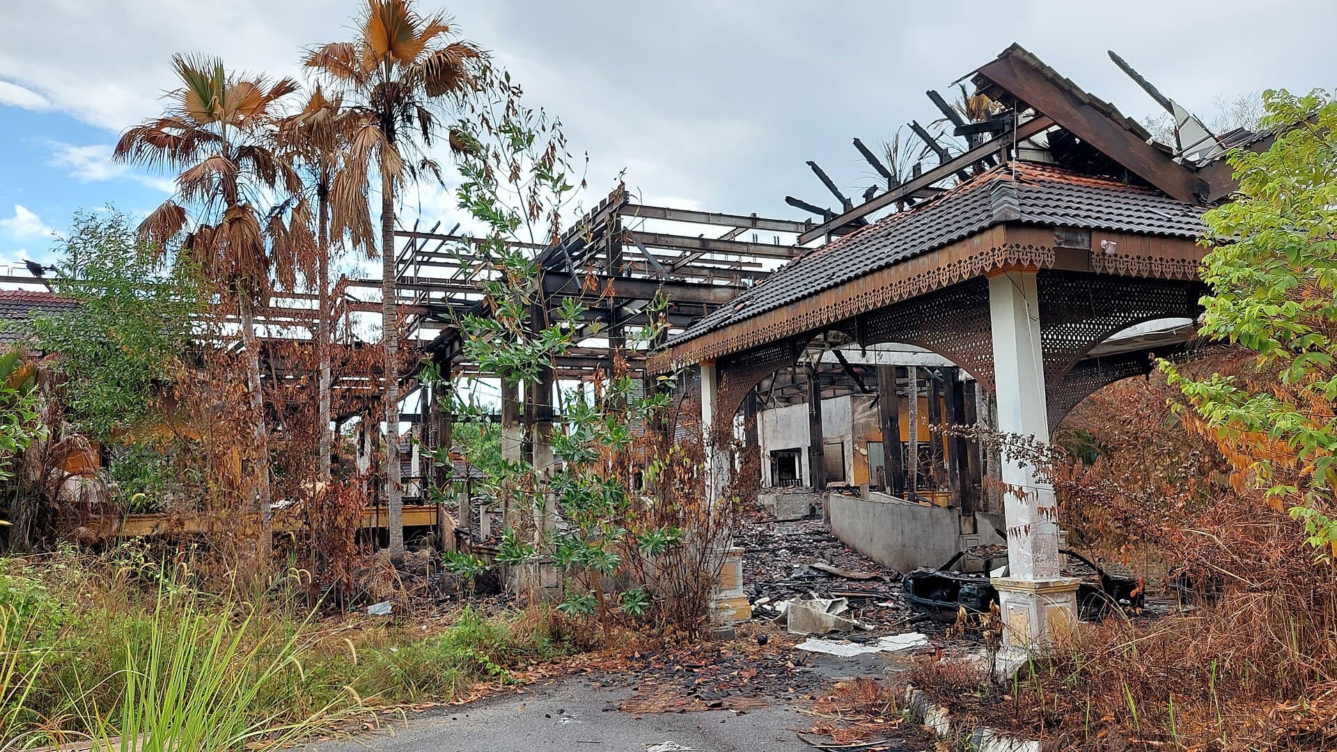 Teluk Dalam Beach Resort (via Wikimedia Commons, Public domain)