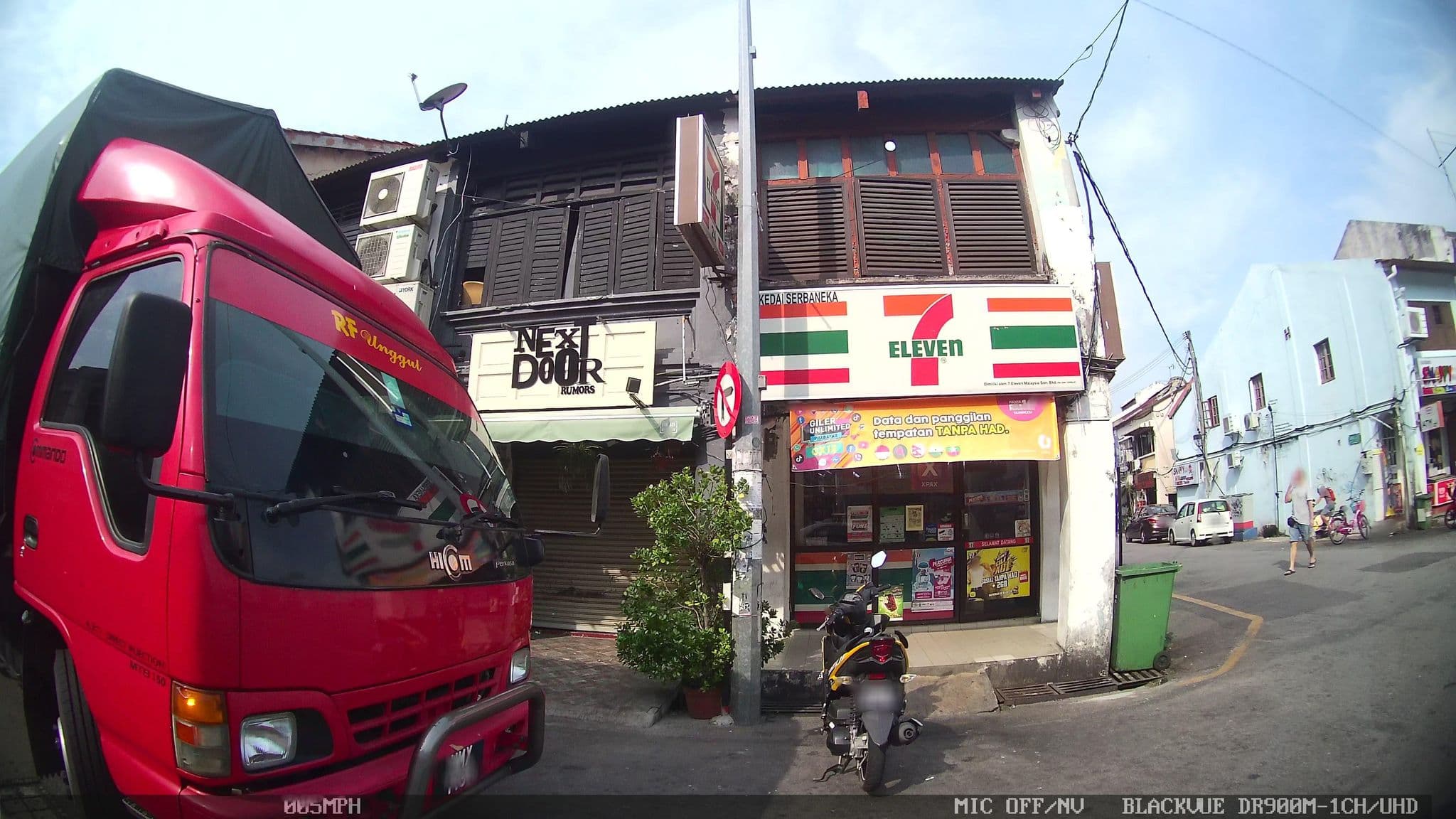 Street view near Snappy Guesthouse, George Town — © kaart_4 (CC BY-SA · Mapillary)
