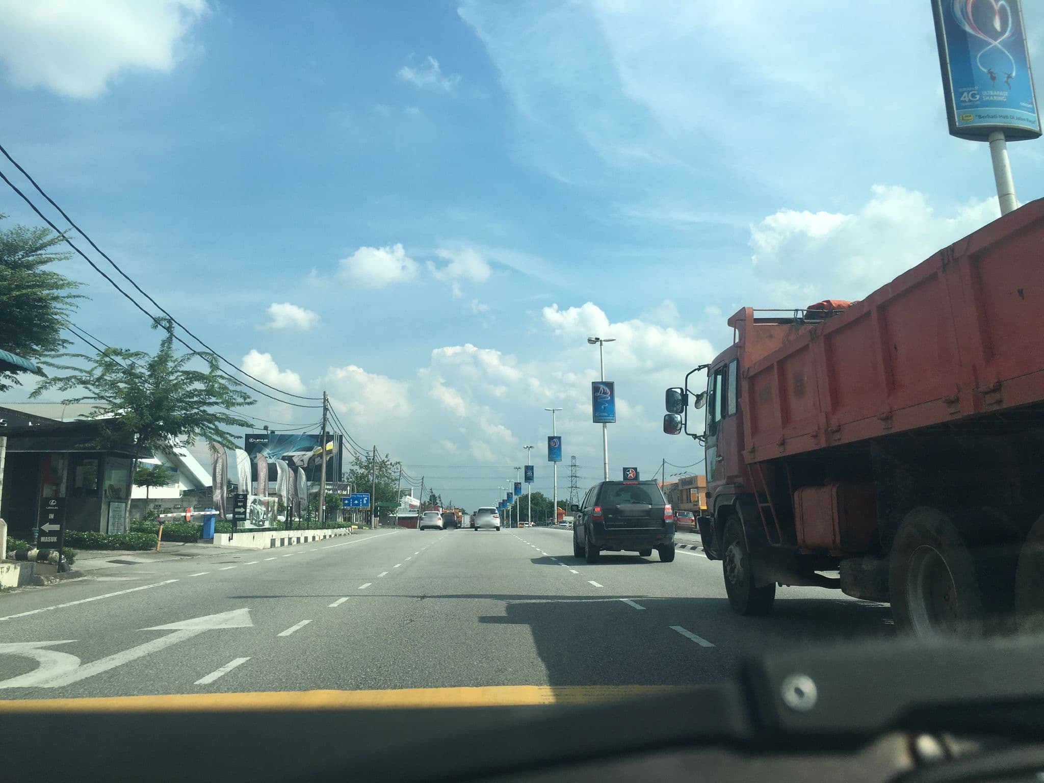 Street view near Bismarkia suite, Kampung Manjoi — © ayim (CC BY-SA · Mapillary)