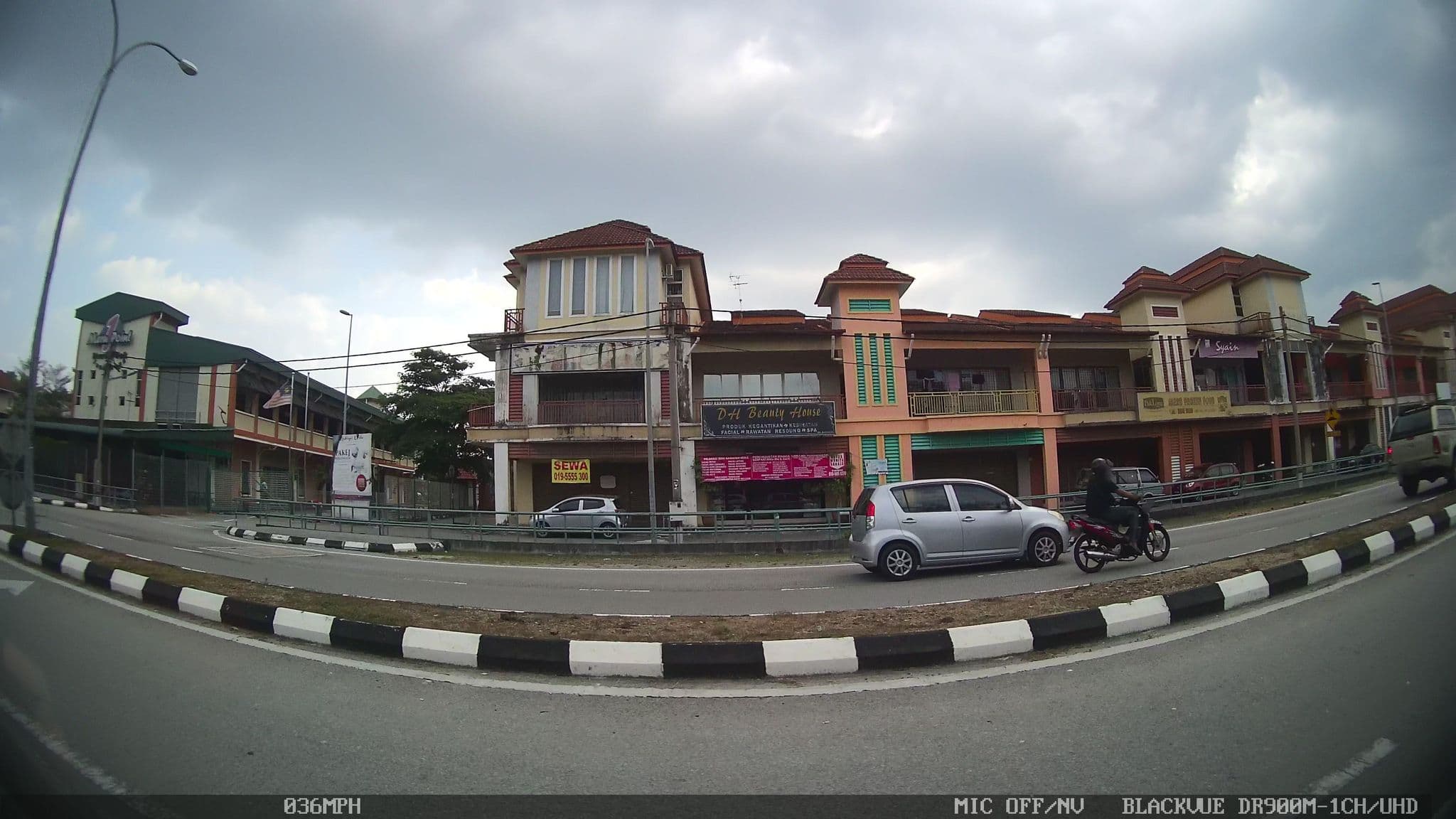 Street view near DG's mawar studio, Kampung Manjoi — © kaart_4 (CC BY-SA · Mapillary)
