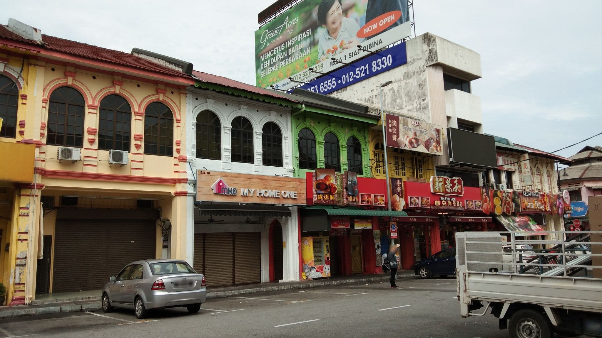 Street view near Hong Loke Hotel, Ipoh — © samirah (CC BY-SA · Mapillary)