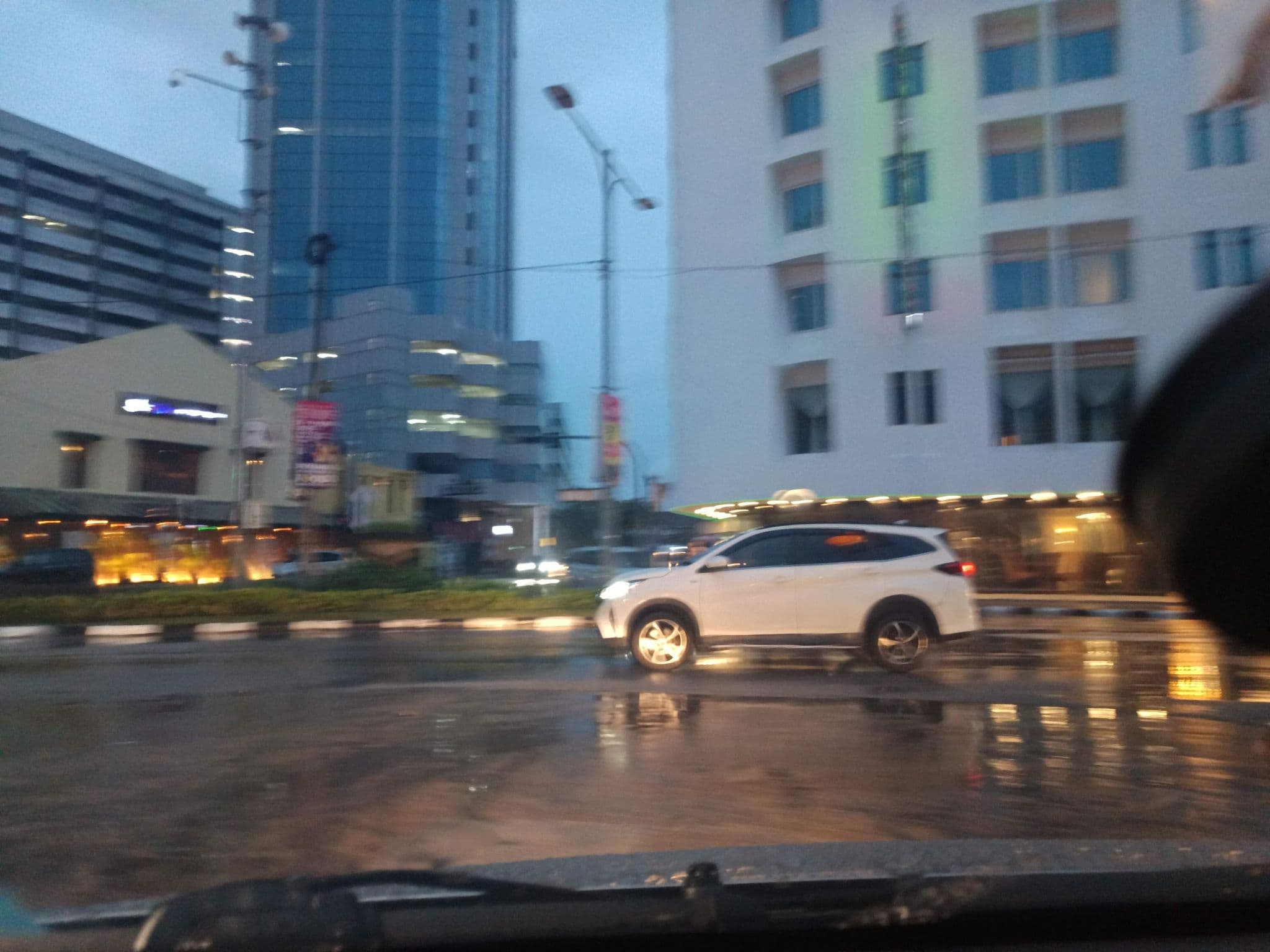 Street view near Continental Hotel Room 411, George Town — © YikQin (CC BY-SA · Mapillary)