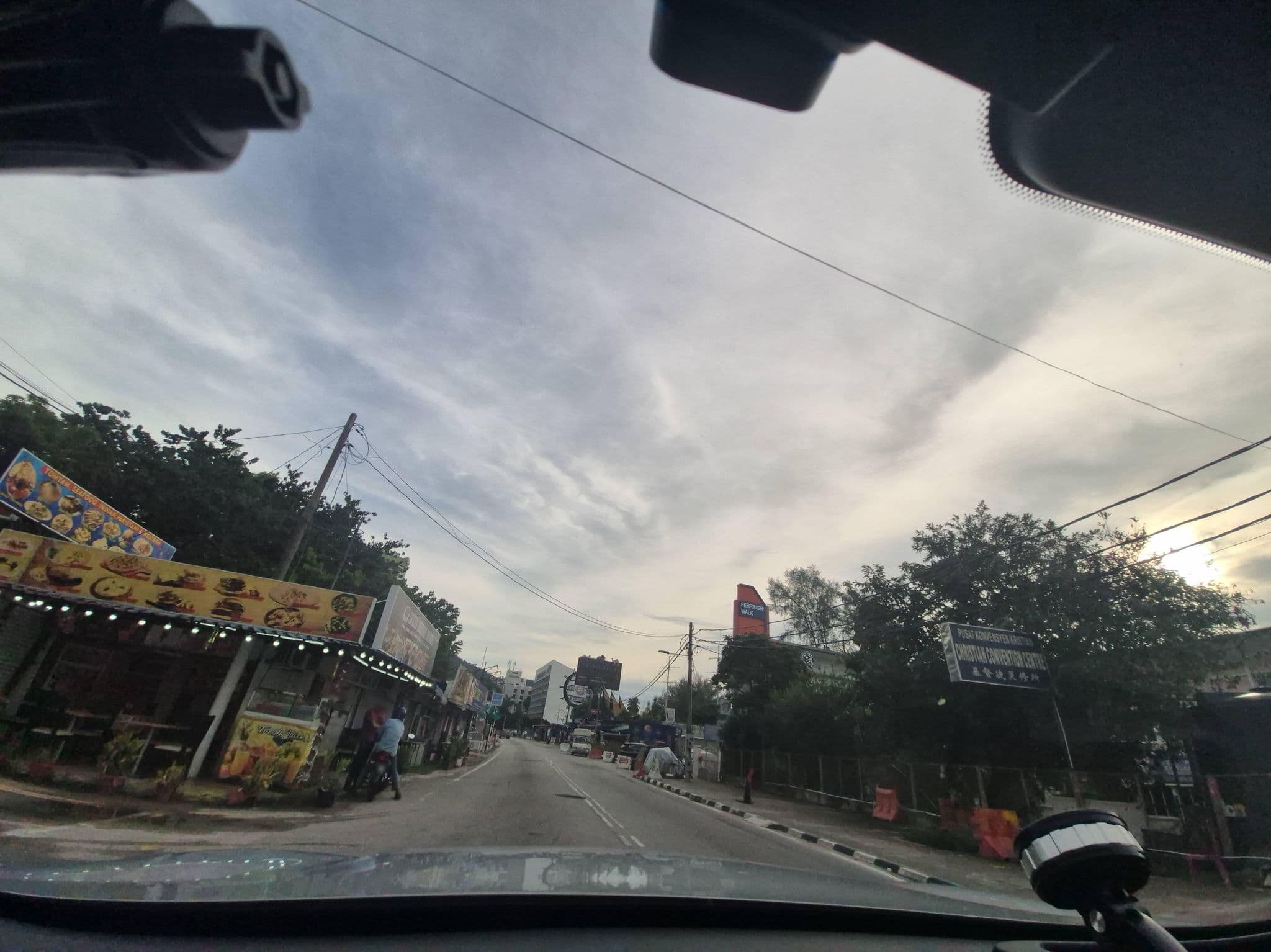 Street view near Holiday Inn Swimming Pool, Batu Feringgi — © lin_wang (CC BY-SA · Mapillary)