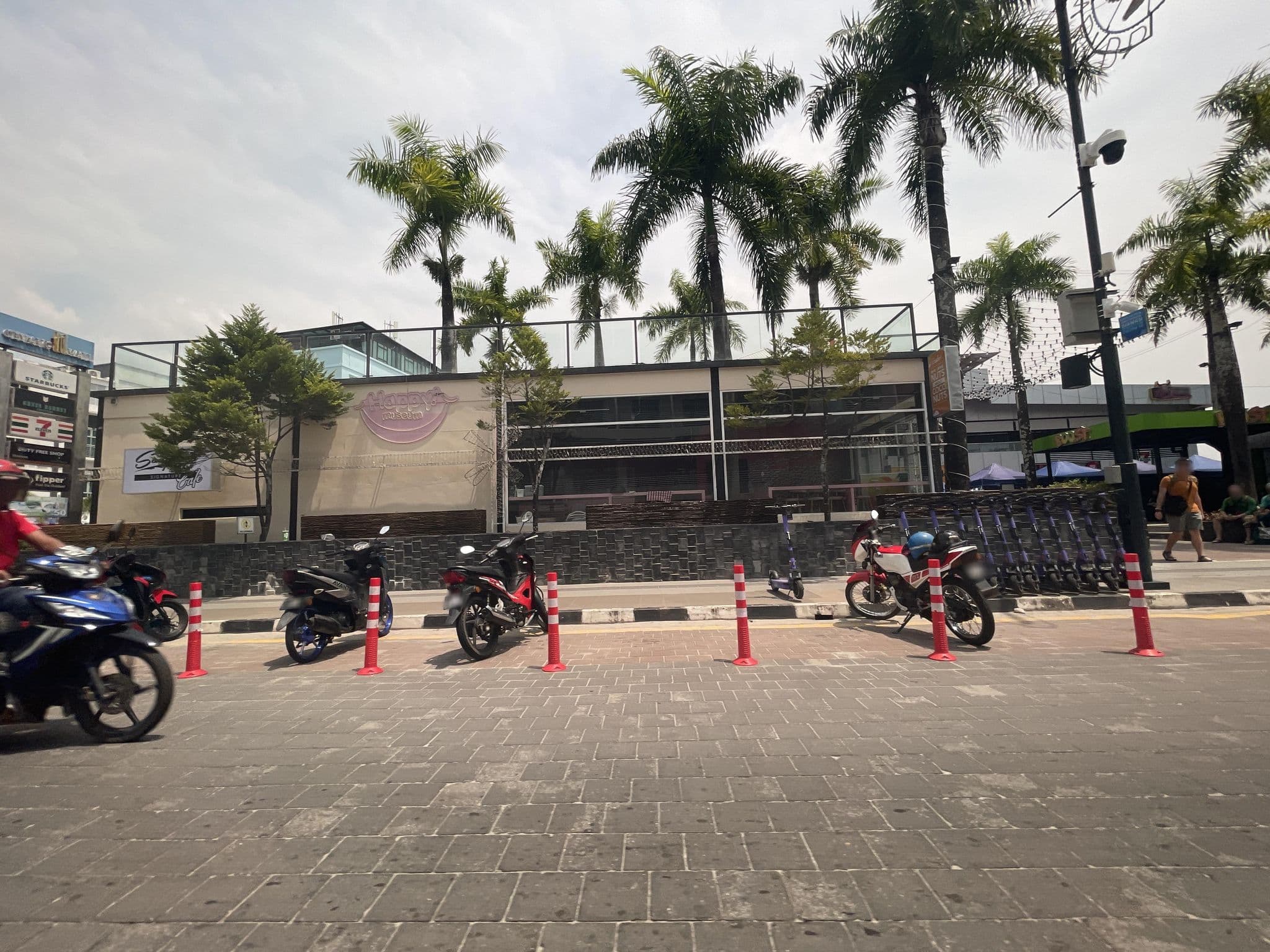 Street view near Cenang Plaza Beach Hotel, Pantai Cenang — © filipb (CC BY-SA · Mapillary)