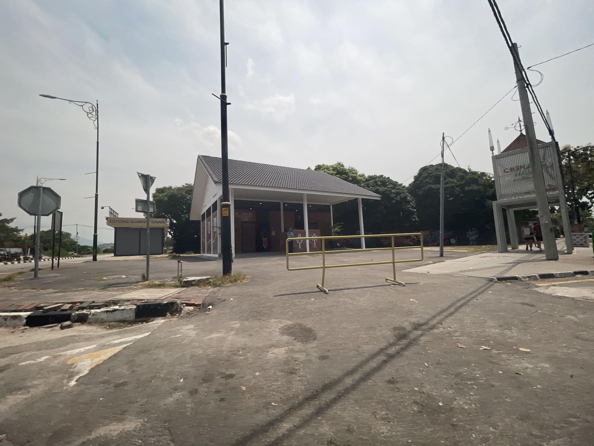 Street view near Fizza's Motel, Pantai Cenang — © filipb (CC BY-SA · Mapillary)