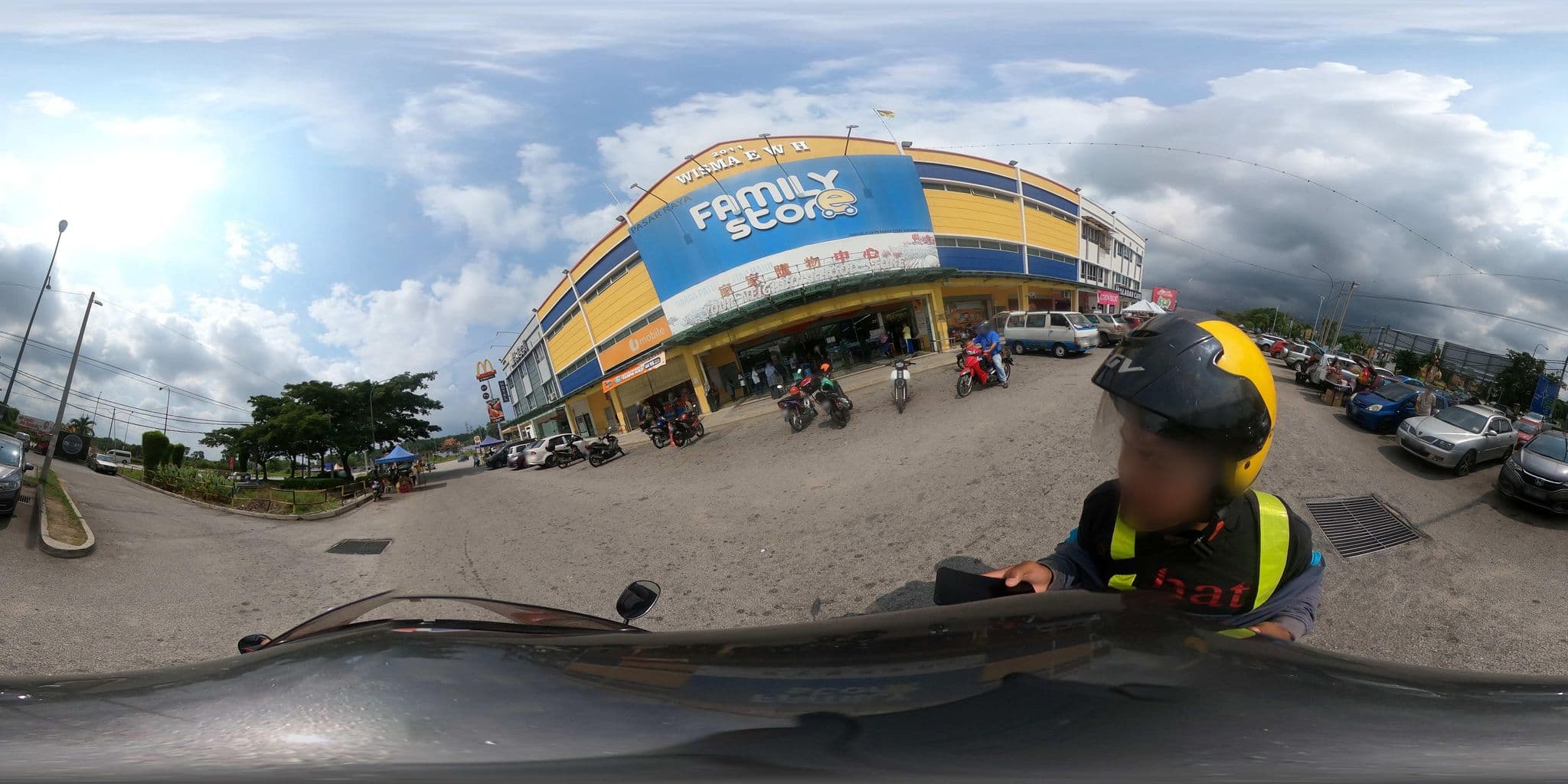 Street view near Pusat Peranginan Bank Negara Malaysia, Kampung Teluk Kemang — © ahlang2 (CC BY-SA · Mapillary)