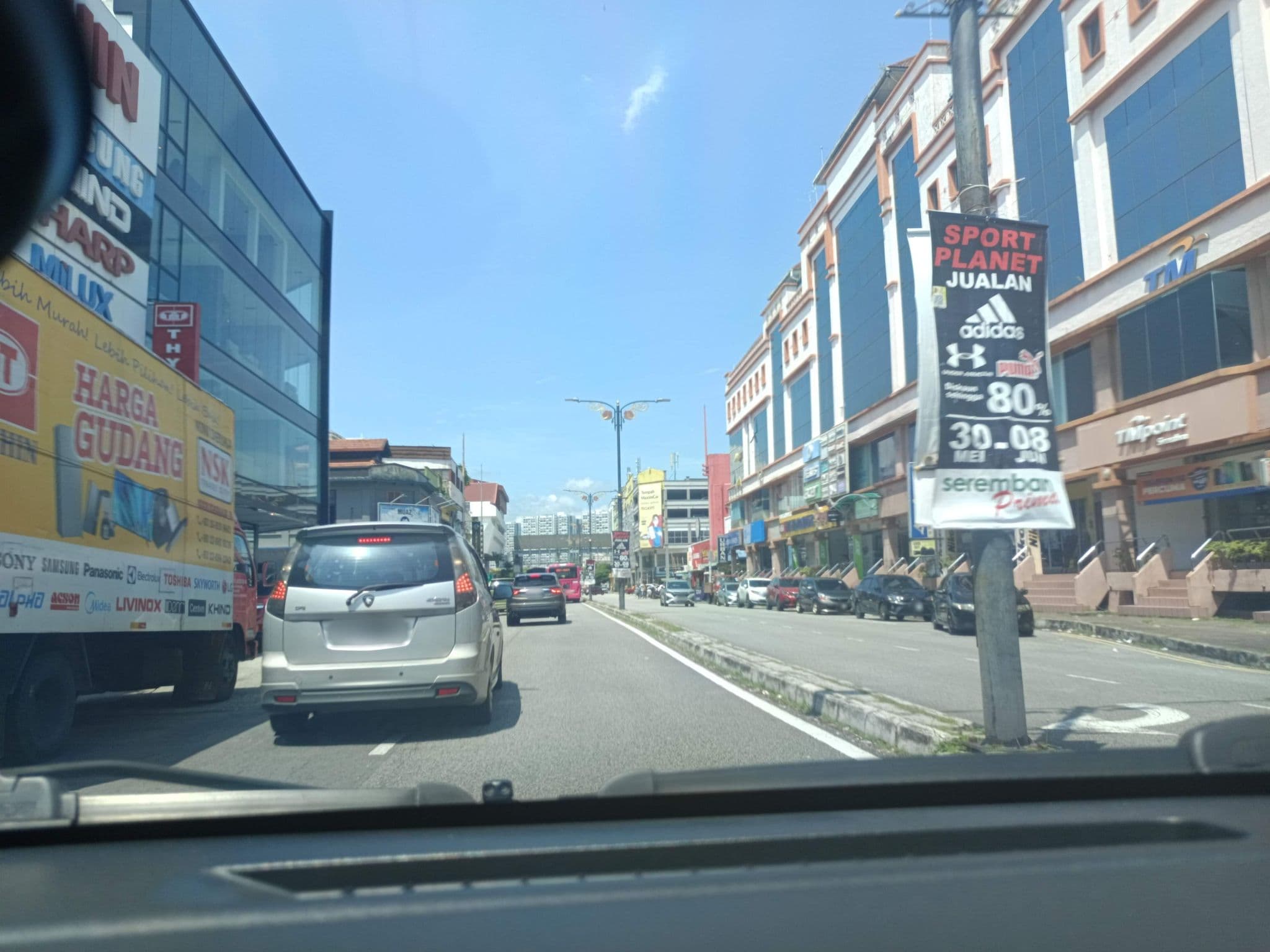 Street view near Oriental Hotel Jalan Tunku Munawir, Seremban — © YikQin (CC BY-SA · Mapillary)