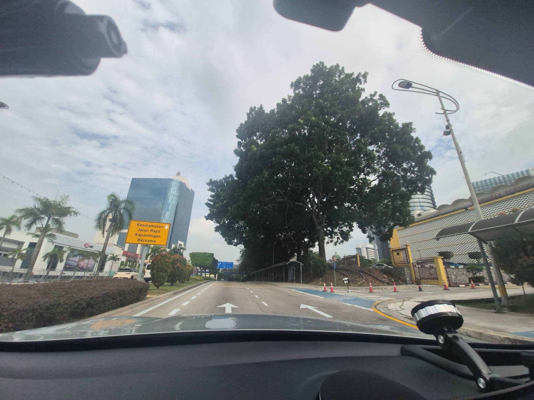 Street view near Eastin Hotel 13th Floor, Bukit Kerinchi — © lin_wang (CC BY-SA · Mapillary)