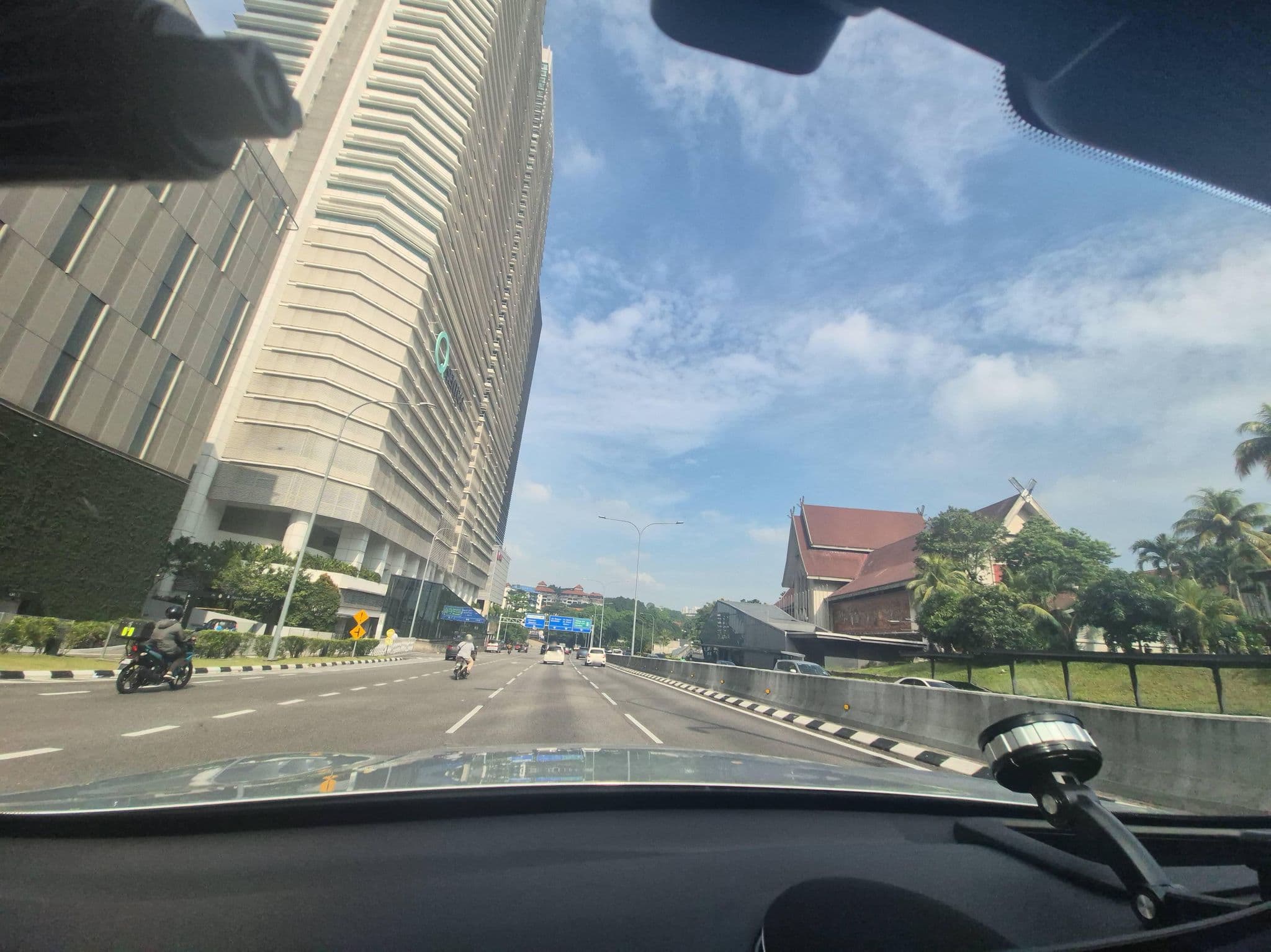 Street view near The Governor's Suite, Kuala Lumpur — © lin_wang (CC BY-SA · Mapillary)