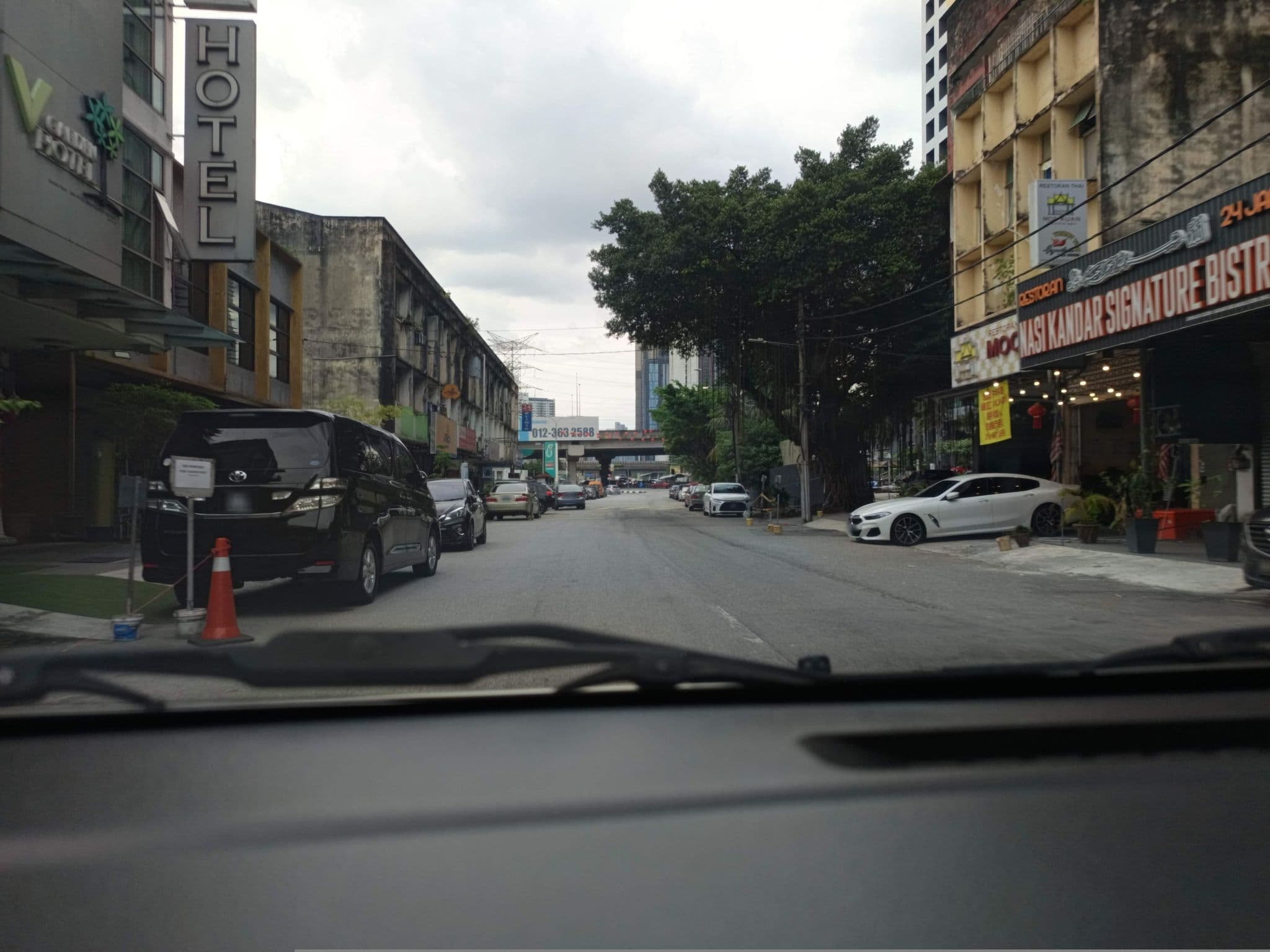 Street view near V Garden Hotel Room 101, Taman Ikan Emas — © YikQin (CC BY-SA · Mapillary)