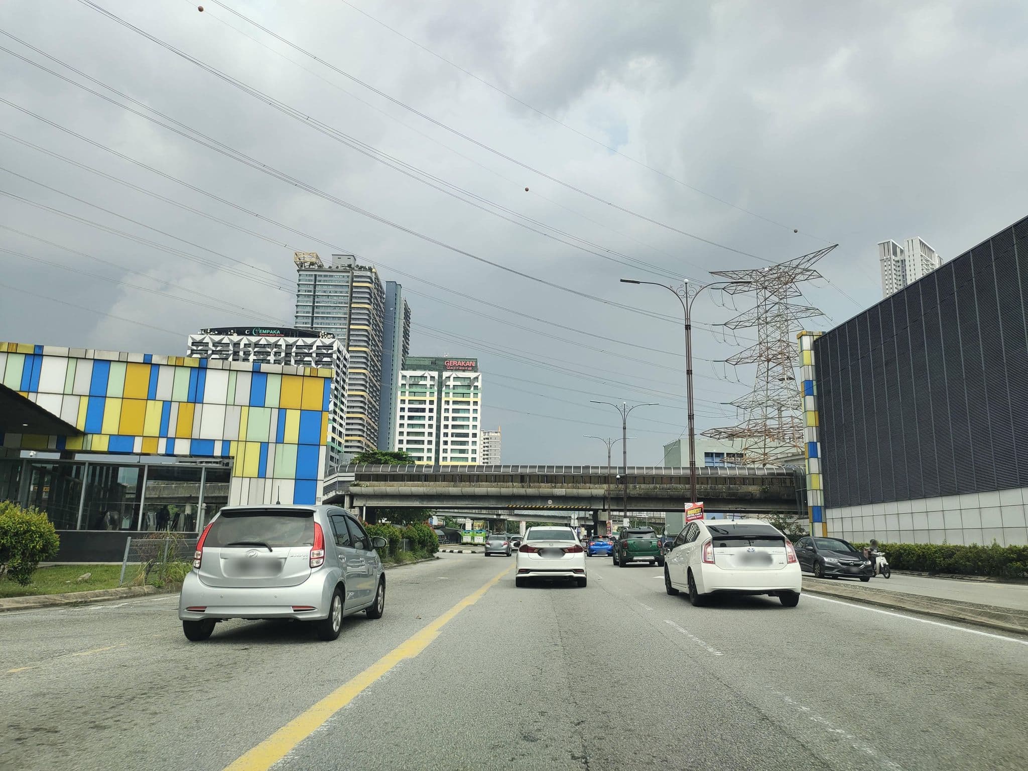 Street view near Pullman Hotel Kuching, Taman Ikan Emas — © zh9567 (CC BY-SA · Mapillary)