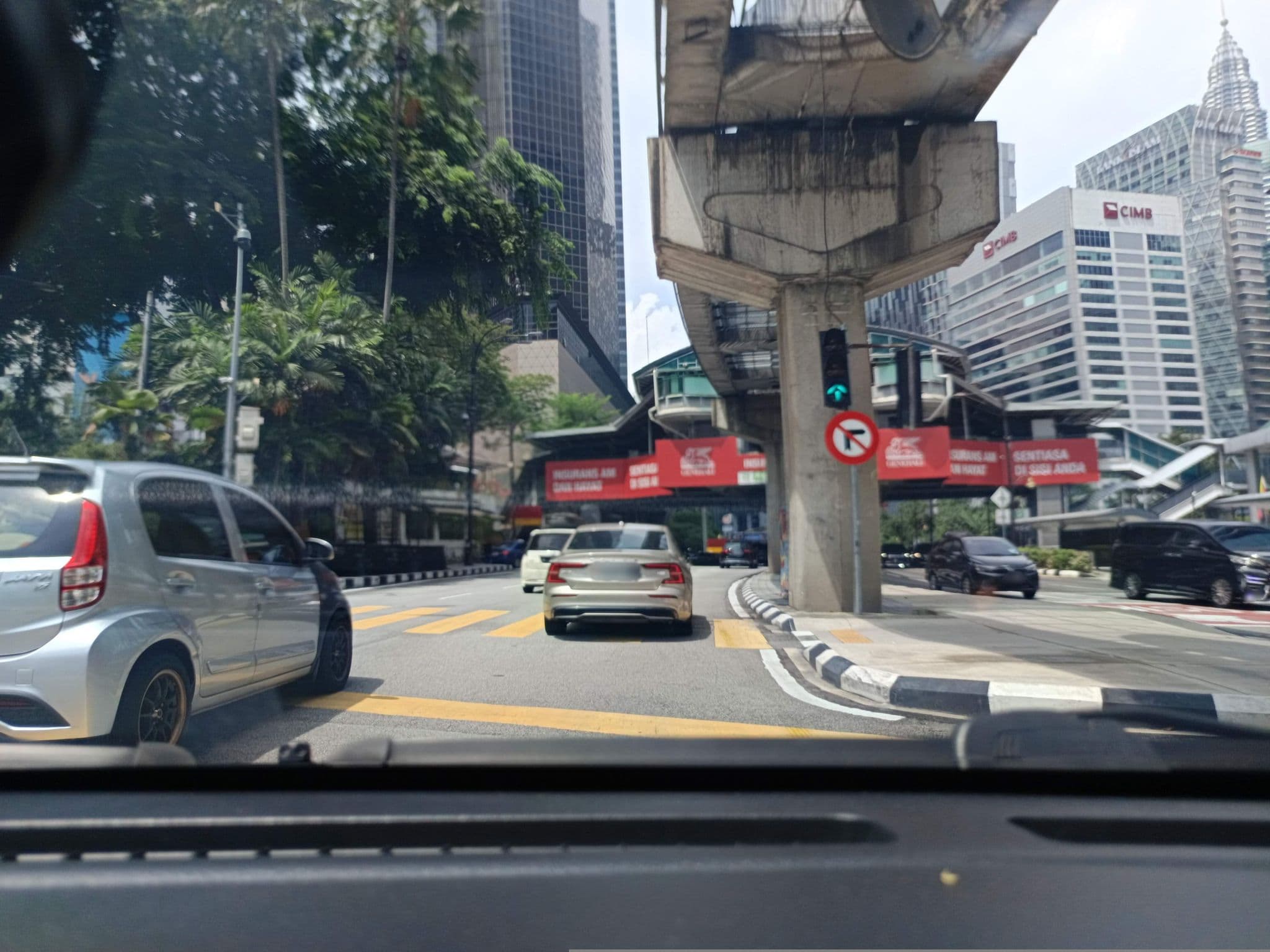 Street view near Receptions Counter Istana Hotel, Bukit Bintang — © YikQin (CC BY-SA · Mapillary)