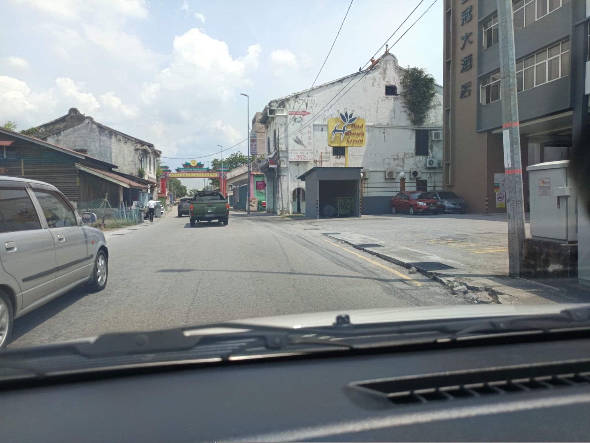 Street view near Hallmark Crown Hotel, Ujong Pasir — © YikQin (CC BY-SA · Mapillary)