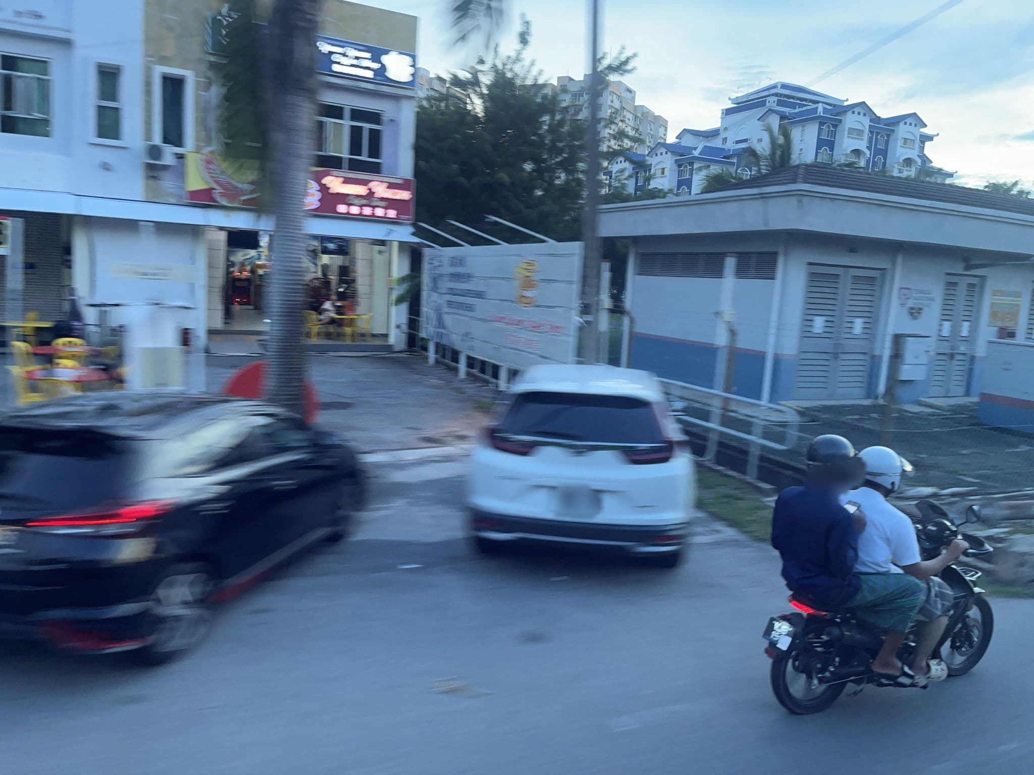 Street view near Arenaa De'Luxe Hotel, Ujong Pasir — © DriveWithHoang (CC BY-SA · Mapillary)