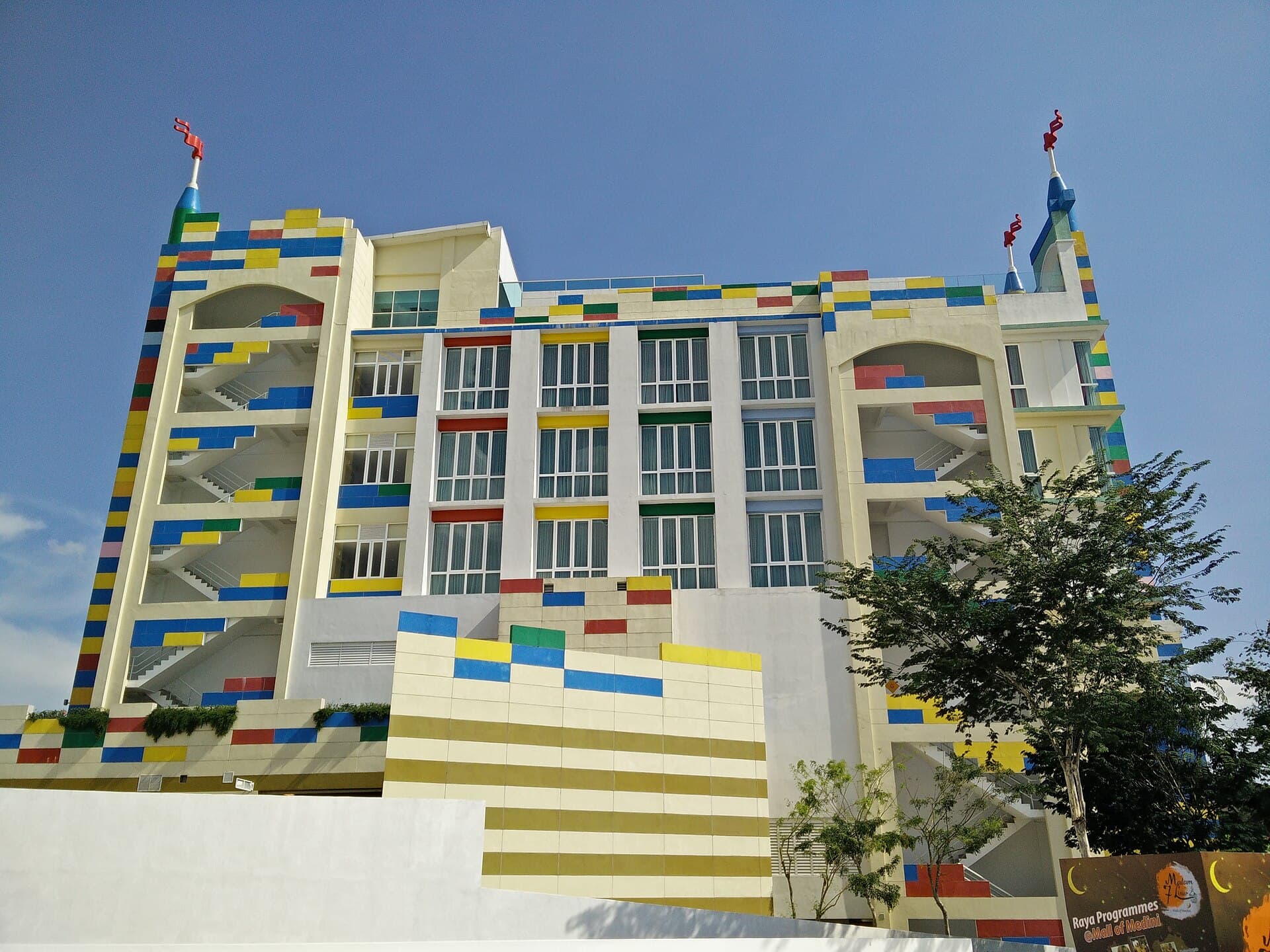 LEGOLAND Hotel (via Wikimedia Commons, CC BY-SA 4.0)