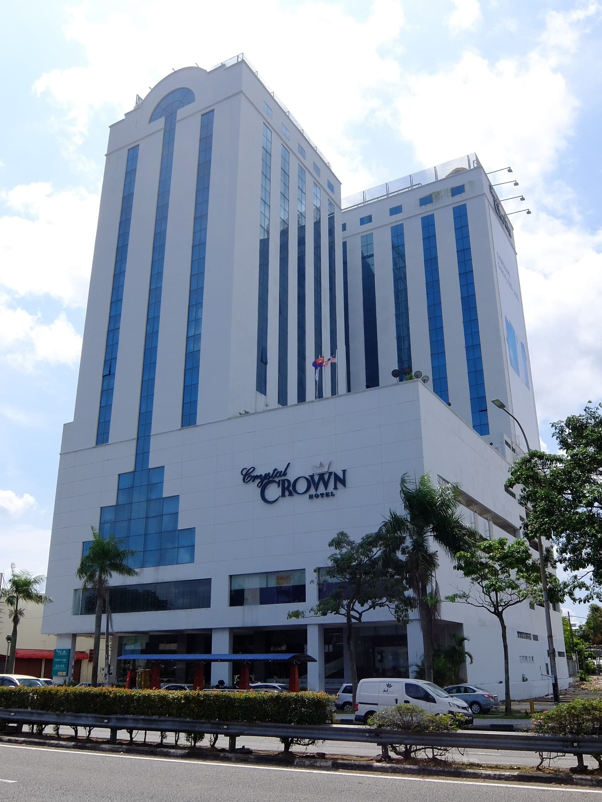 Crystal Crown Hotel Johor Bahru (via Wikimedia Commons, CC BY-SA 4.0)