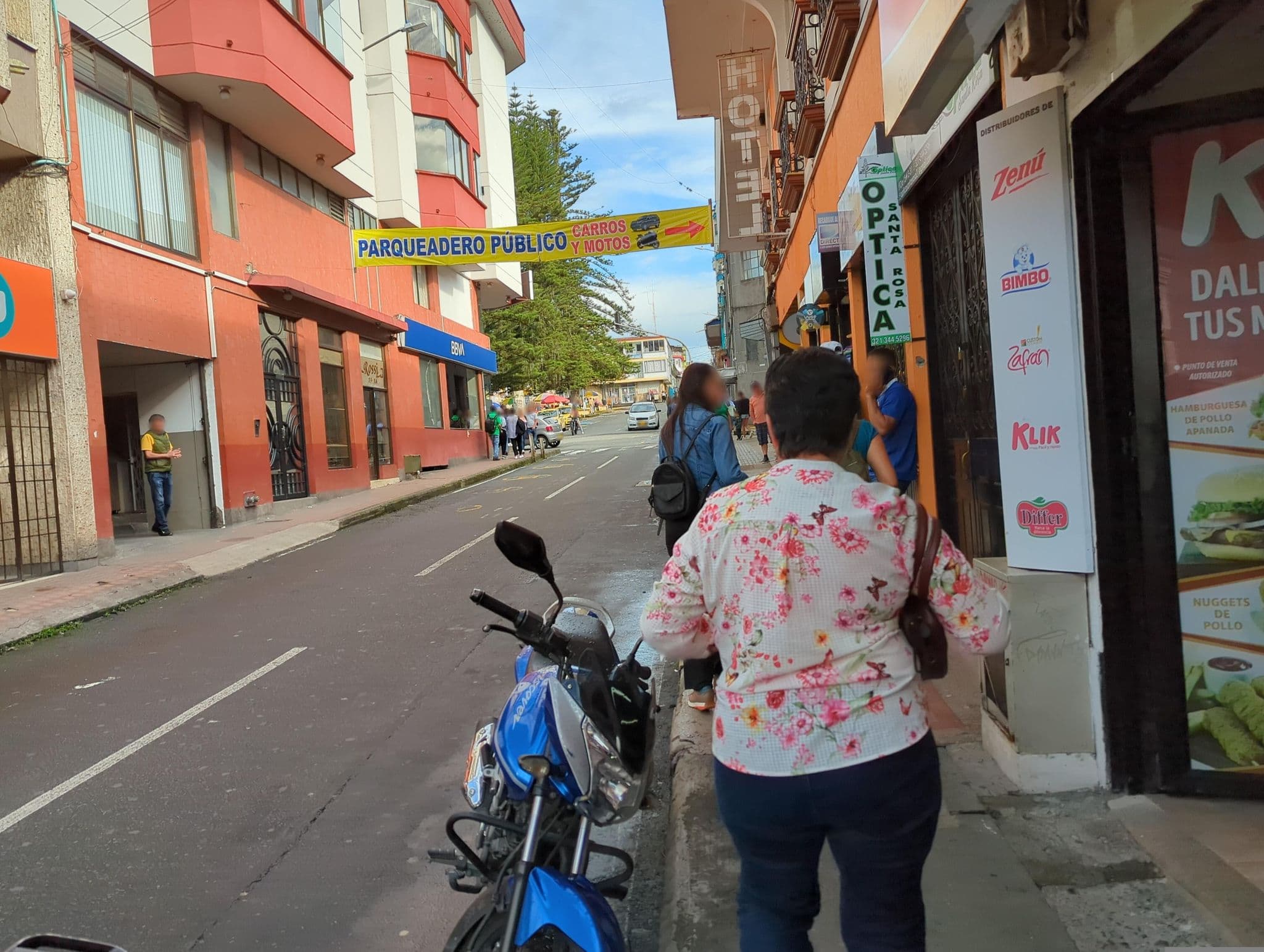 Street view near Hostal Bananas, Santa Rosa de Cabal — © maplarry (CC BY-SA · Mapillary)