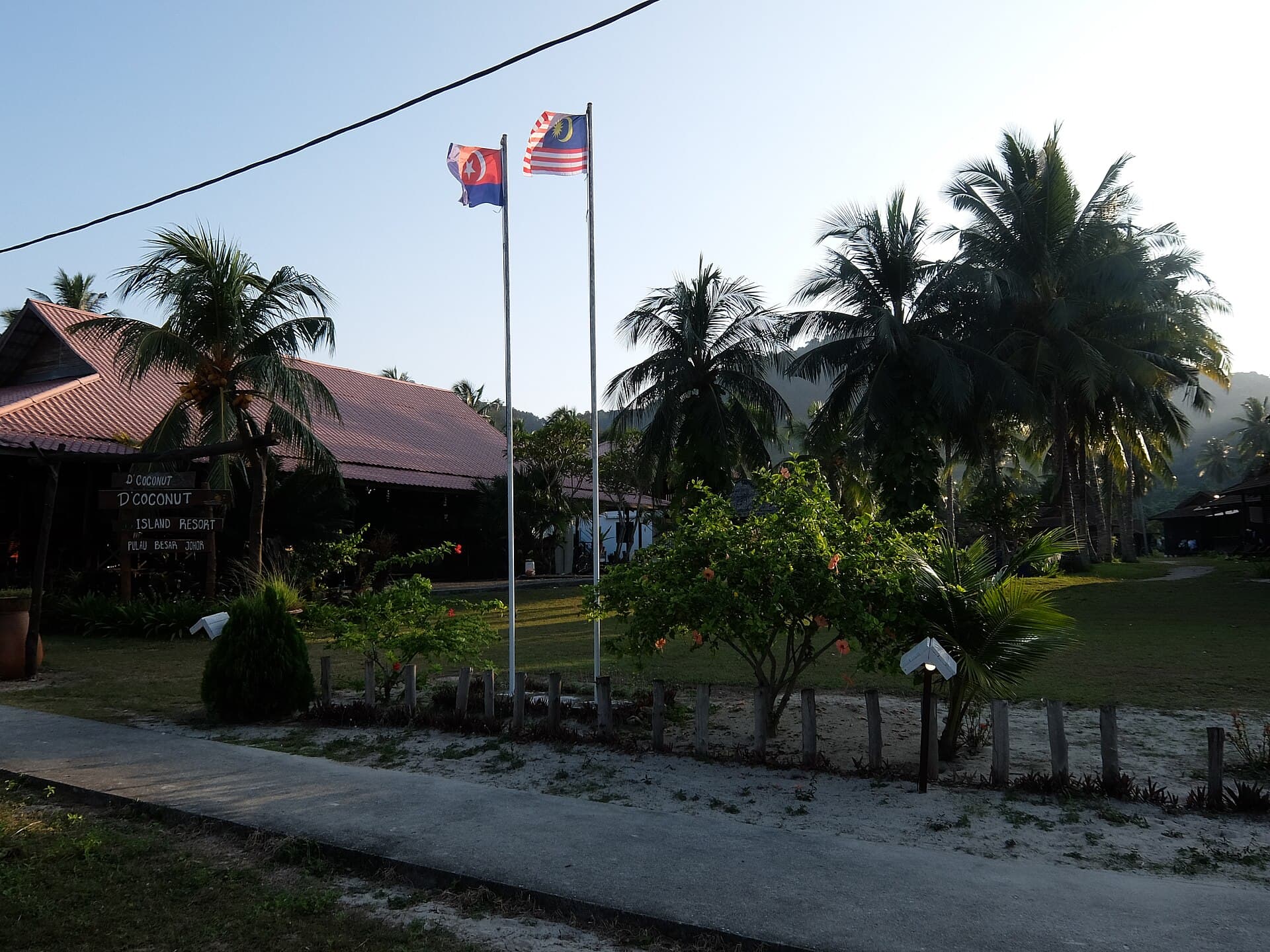 D'Coconut Island Resort (via Wikimedia Commons, CC BY-SA 4.0)