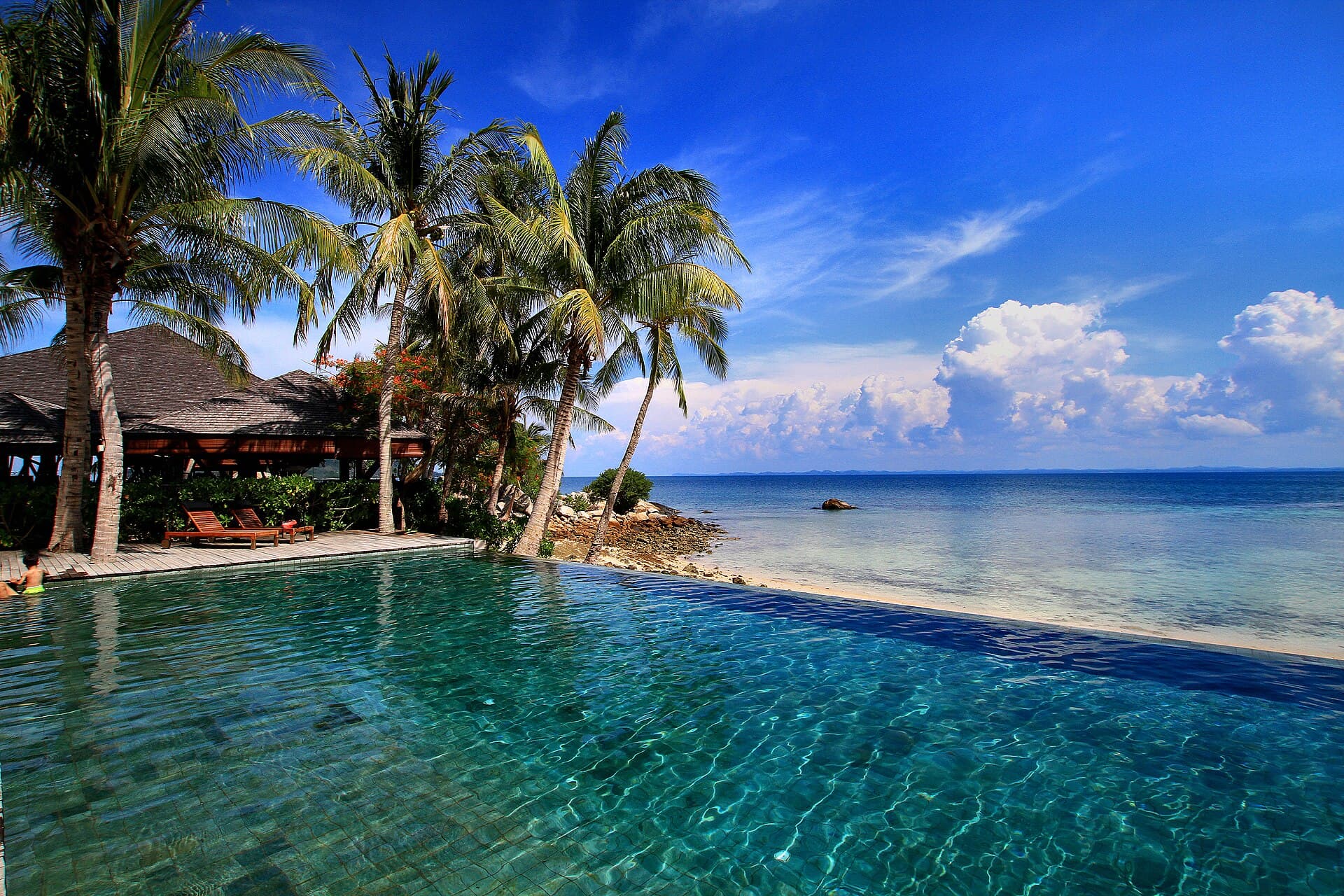 Batu Batu Resort (via Wikimedia Commons, CC BY 2.0)