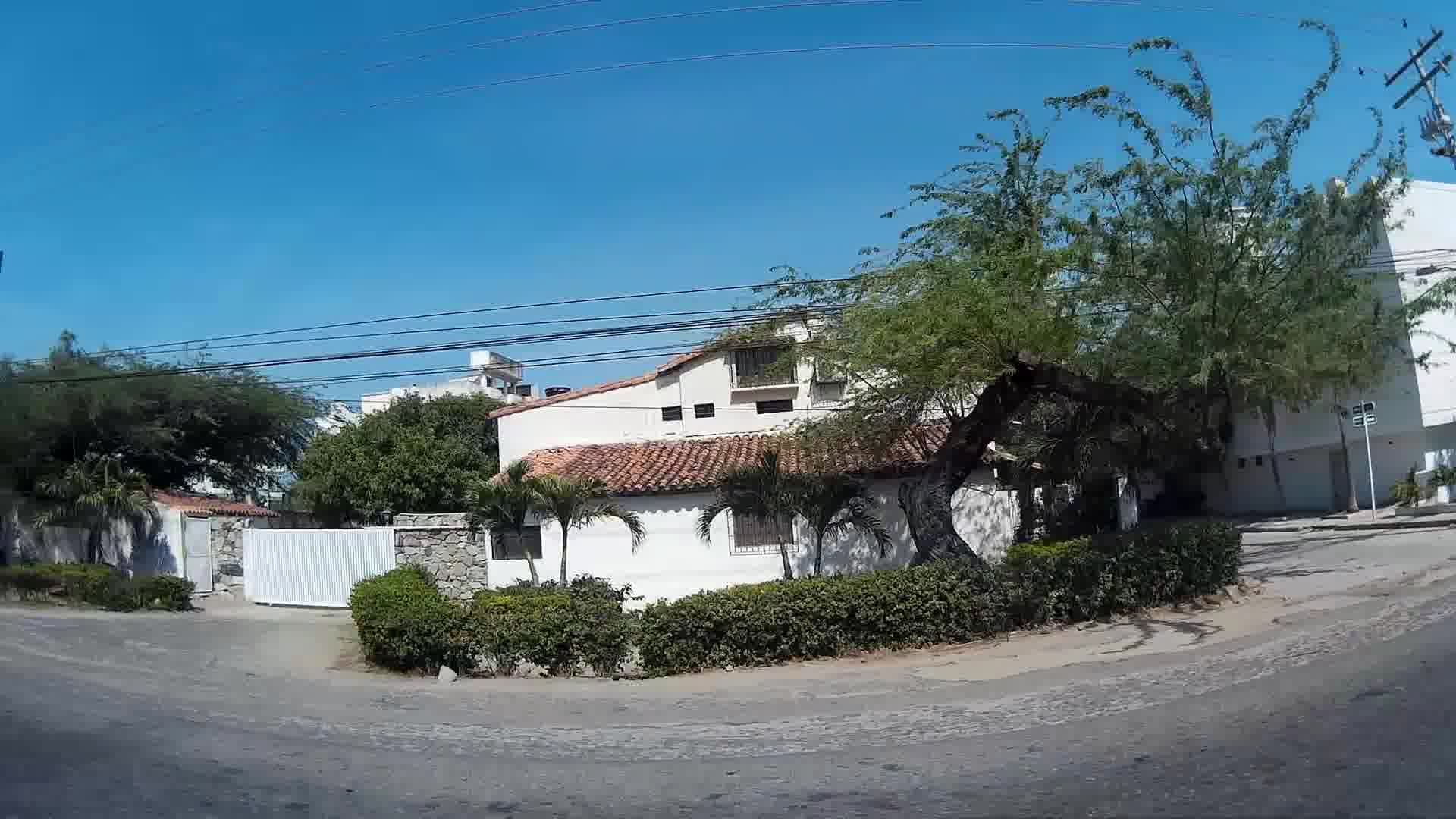 Street view near Sansiraka, Santa Marta