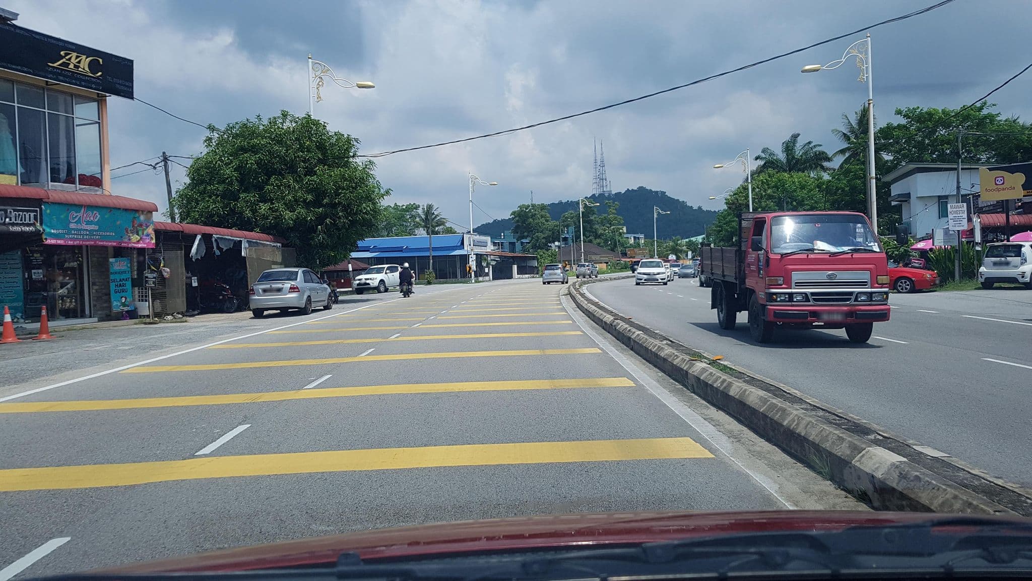 Street view near Dewan Seri Kenari Batu Buruk Beach Resort., Kuala Terengganu — © aaronshenhao (CC BY-SA · Mapillary)