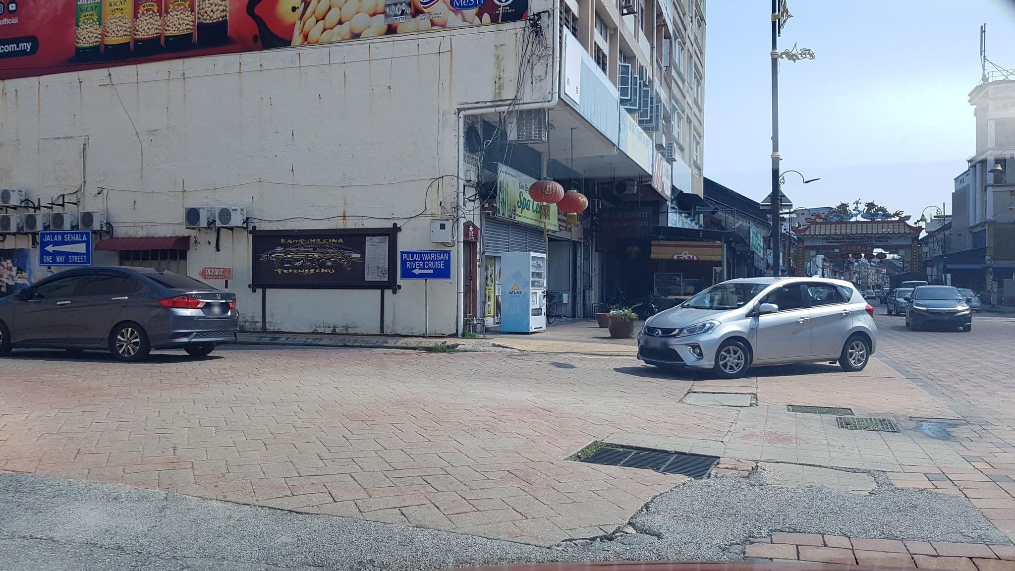 Street view near Amazing inn hotel, Kuala Terengganu — © aaronshenhao (CC BY-SA · Mapillary)