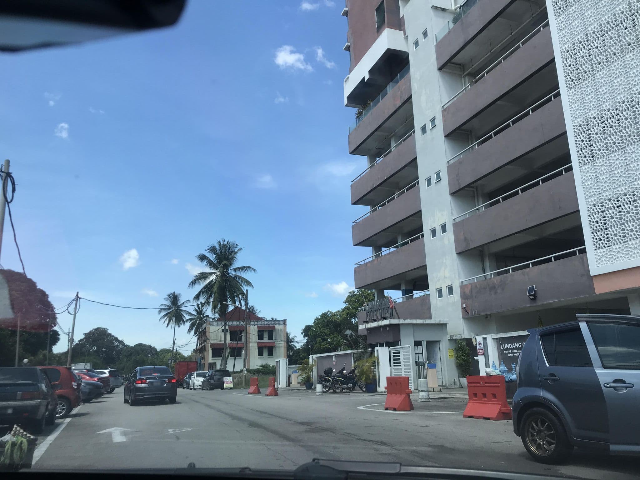 Street view near Renaissance Hotel Lobby, Kampung Wakaf Sku — © Jeddy (CC BY-SA · Mapillary)