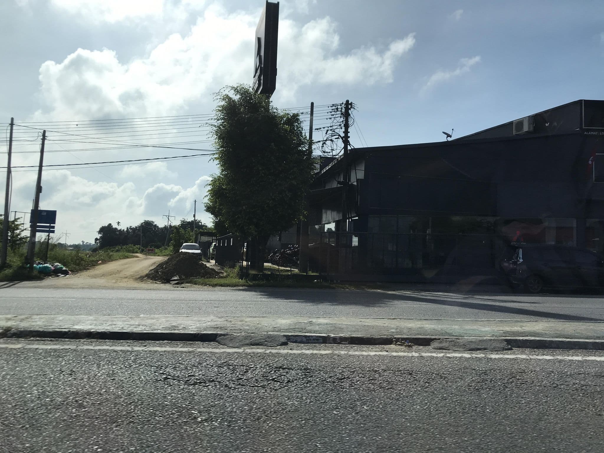 Street view near Hotel Fifteen Avenue Inn, Kampung Wakaf Sku — © Jeddy (CC BY-SA · Mapillary)