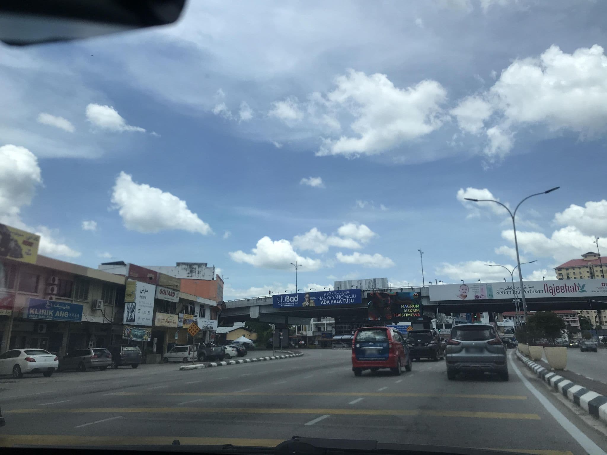 Street view near Hotel Nora Baru, Kampung Wakaf Sku — © Jeddy (CC BY-SA · Mapillary)