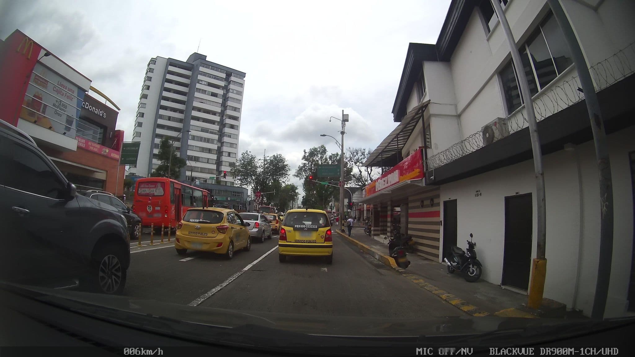 Street view near Hotel Invico, Pereira — © kaart_2 (CC BY-SA · Mapillary)