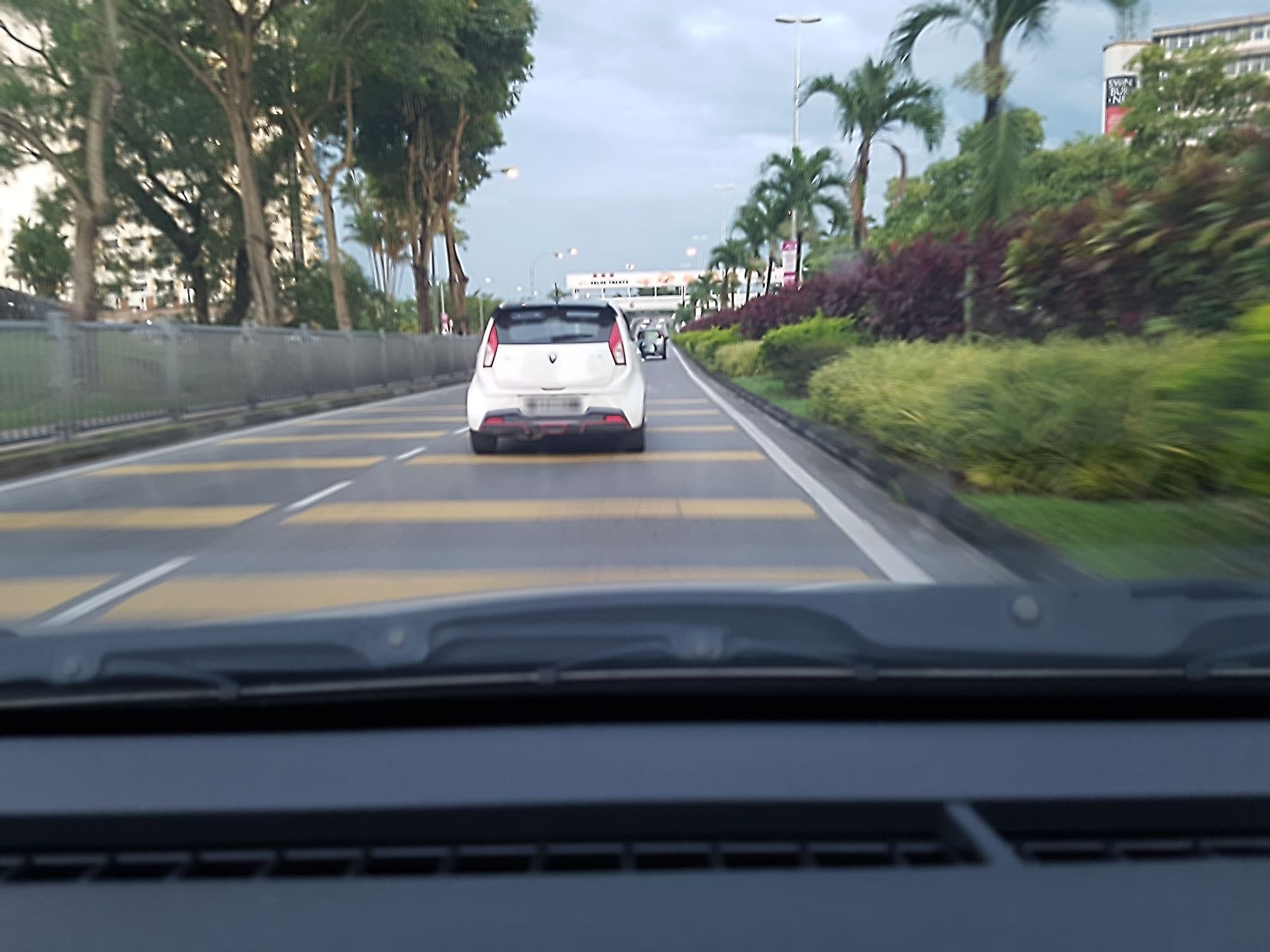 Street view near HM323, Kuching — © evelyn_kong (CC BY-SA · Mapillary)