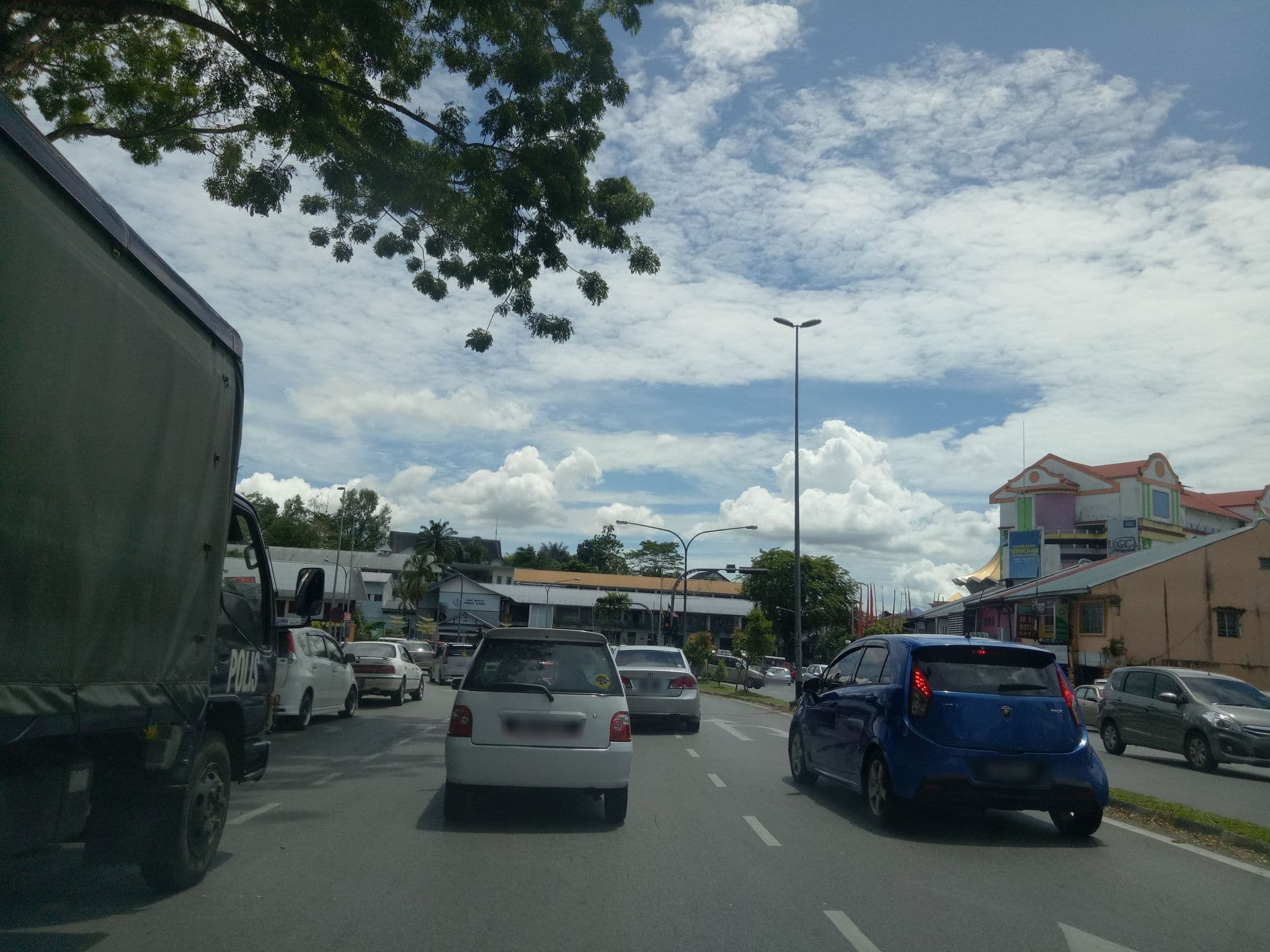 Street view near Riverview hotel Kuching, Kuching — © ronny_mile (CC BY-SA · Mapillary)