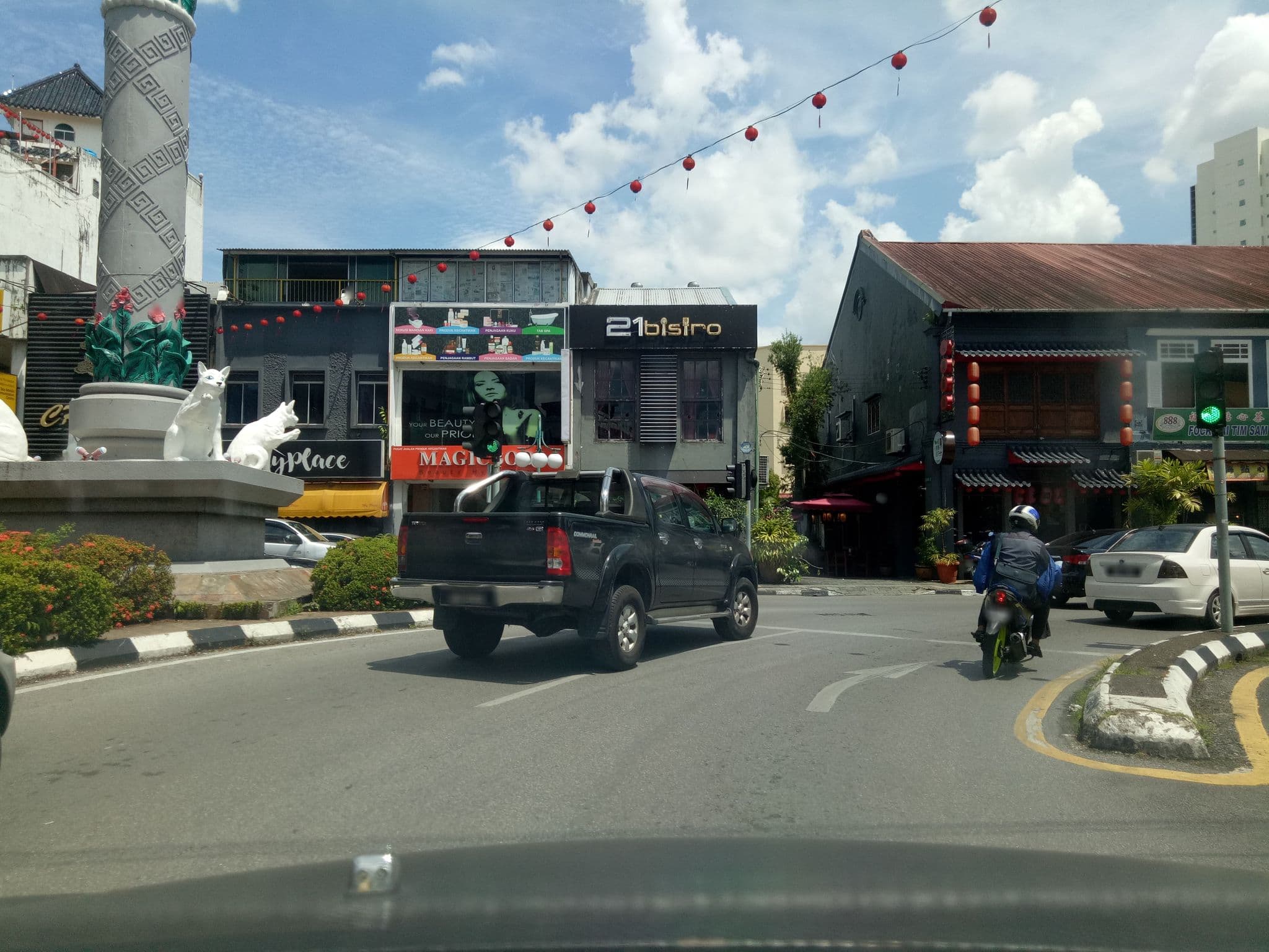 Street view near 中興酒店, Kuching — © ronny_mile (CC BY-SA · Mapillary)