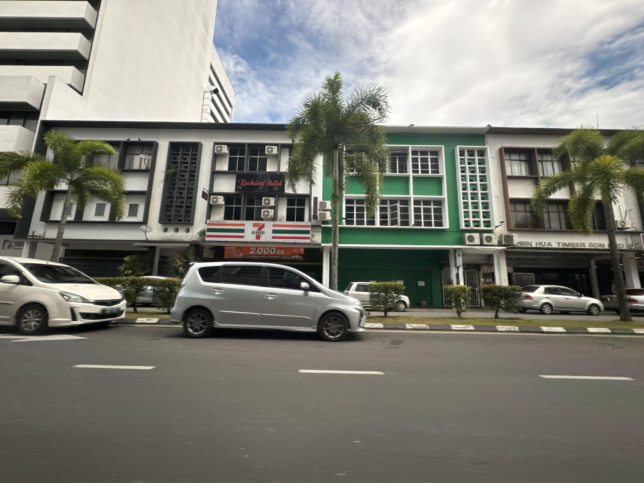 Street view near Persiaran Green Hill, Kuching — © filipb (CC BY-SA · Mapillary)