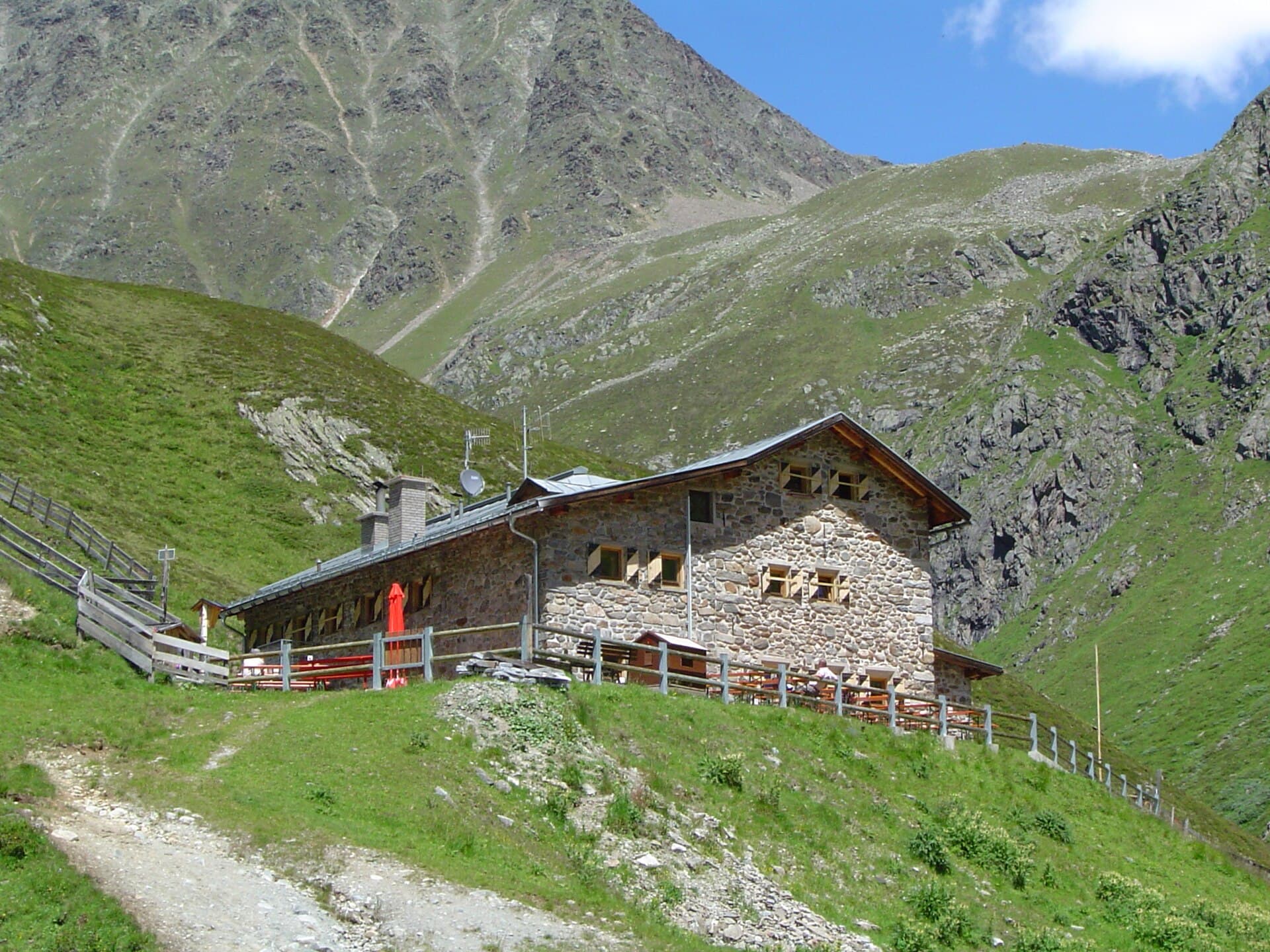 Amberger Hütte (via Wikimedia Commons, Public domain)