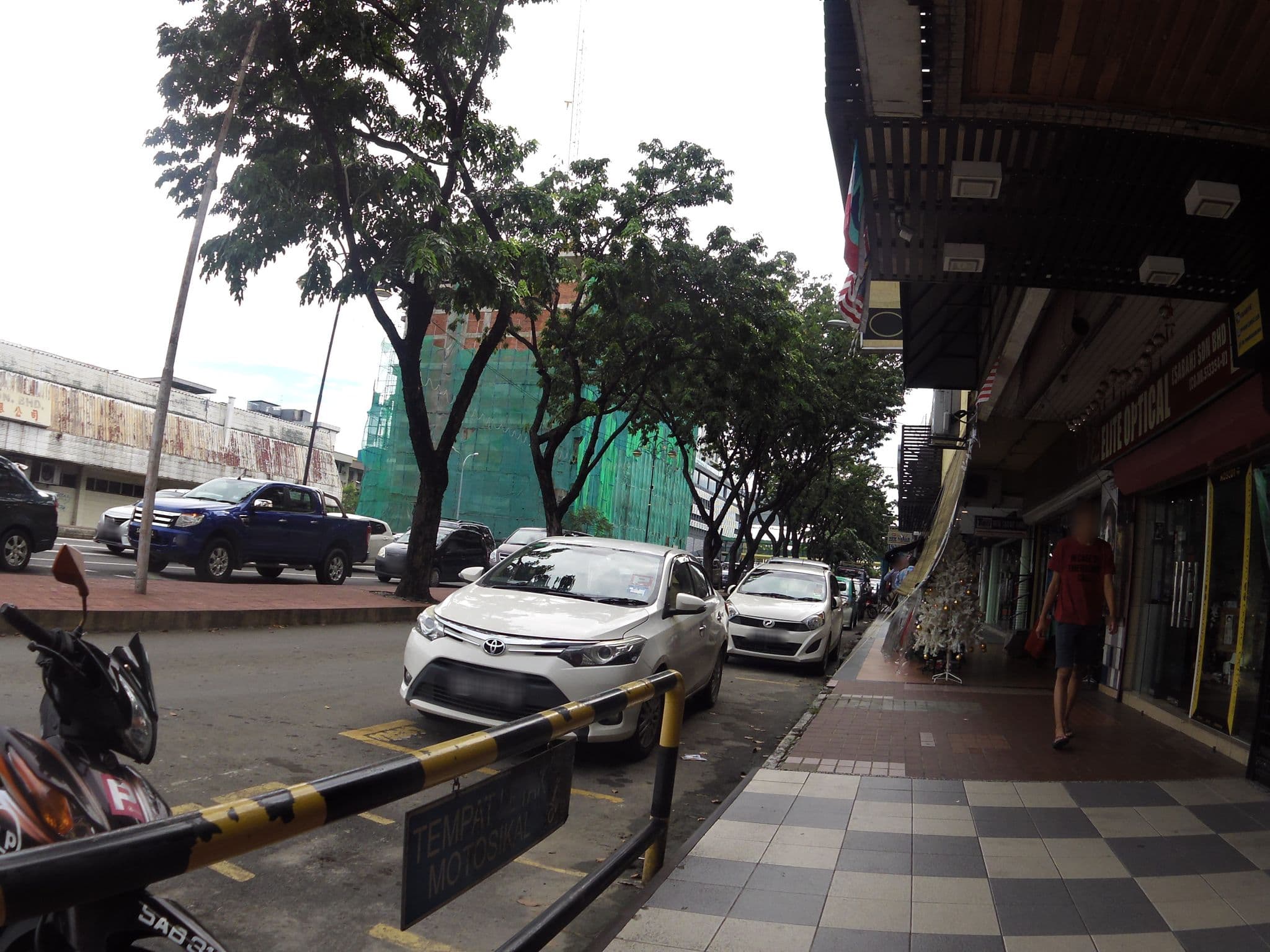 Street view near Plaza Hotel, Kota Kinabalu — © skillsy (CC BY-SA · Mapillary)