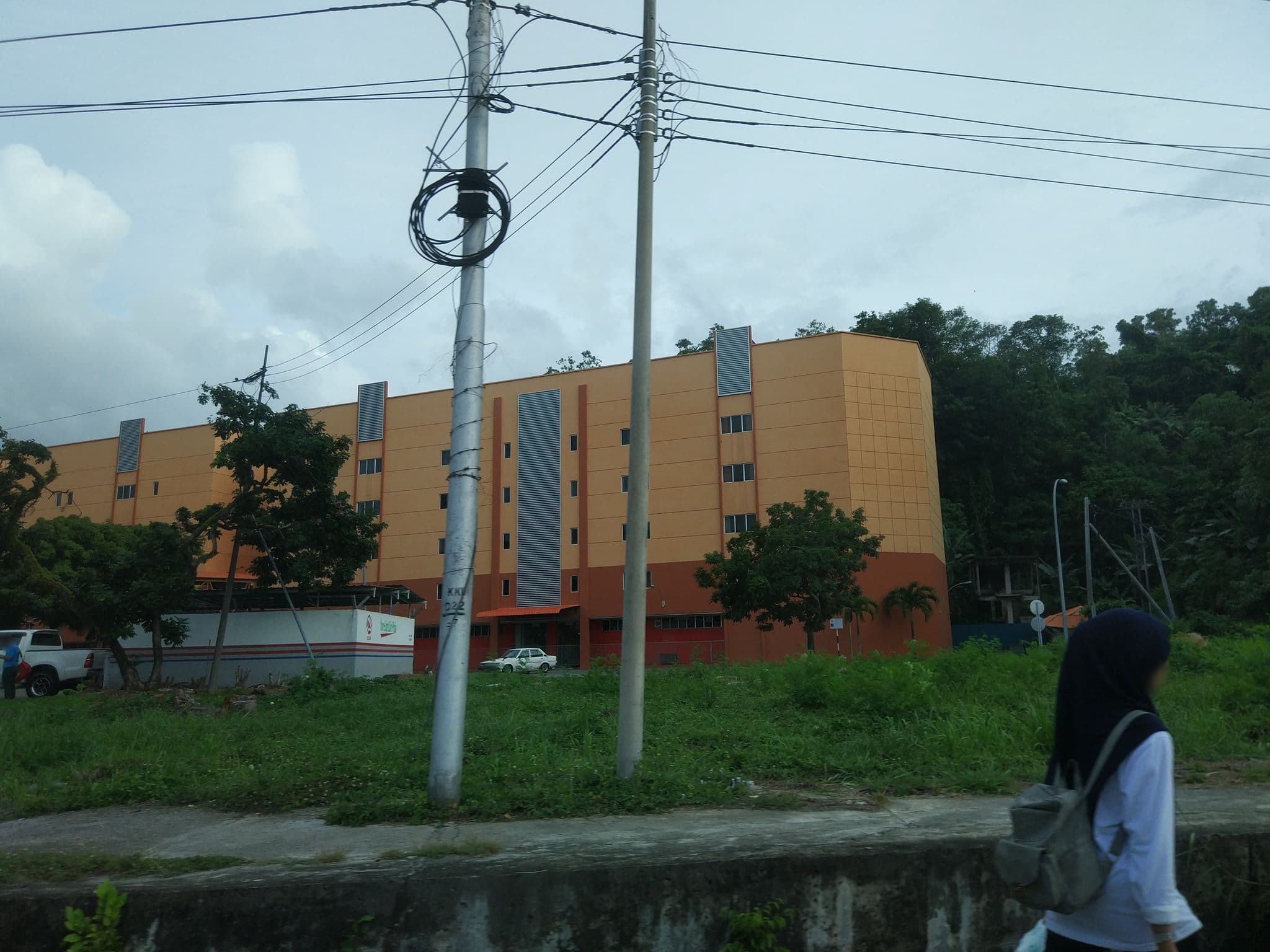 Street view near Az's Bed and Breakfast, Inanam — © raito (CC BY-SA · Mapillary)