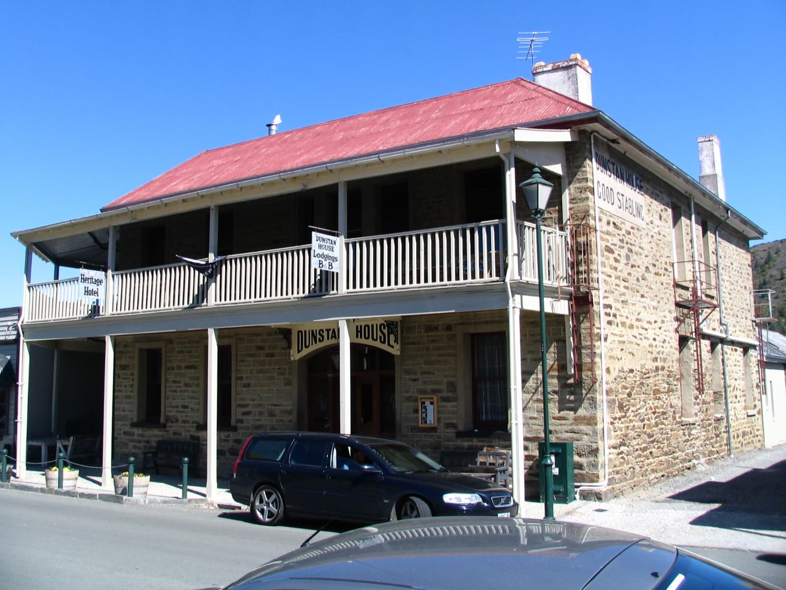 Dunstan House (via Wikimedia Commons, CC BY-SA 3.0)