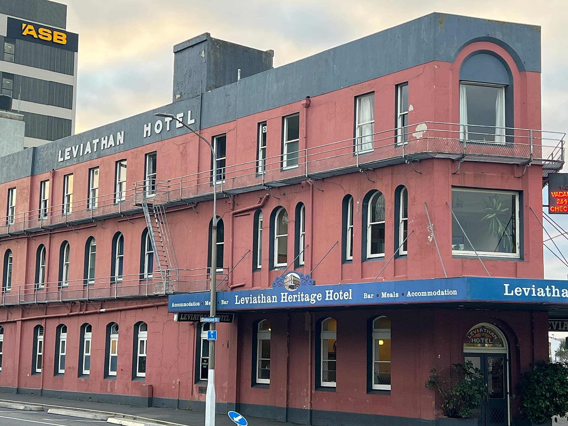 Leviathan Hotel (via Wikimedia Commons, CC BY-SA 3.0)