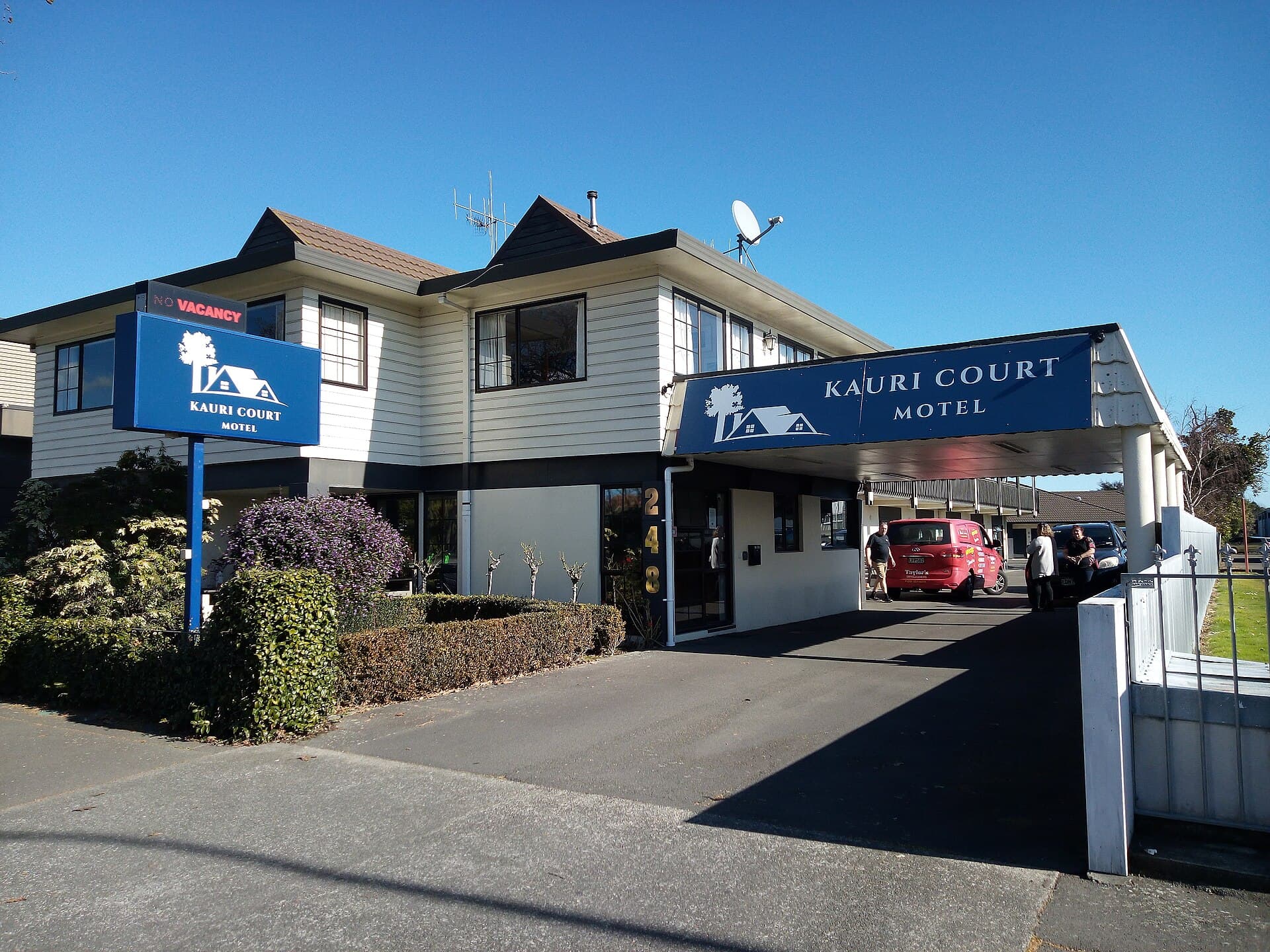 Comfort Inn Kauri Court (via Wikimedia Commons, CC BY-SA 4.0)